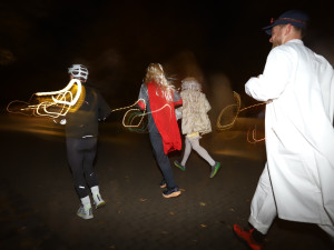 V Budějovicích se běžel Halloween. Ulice zaplnili běžci v maskách i pes převlečený za ovečku