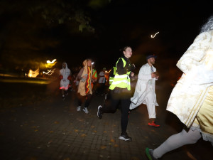 V Budějovicích se běžel Halloween. Ulice zaplnili běžci v maskách i pes převlečený za ovečku