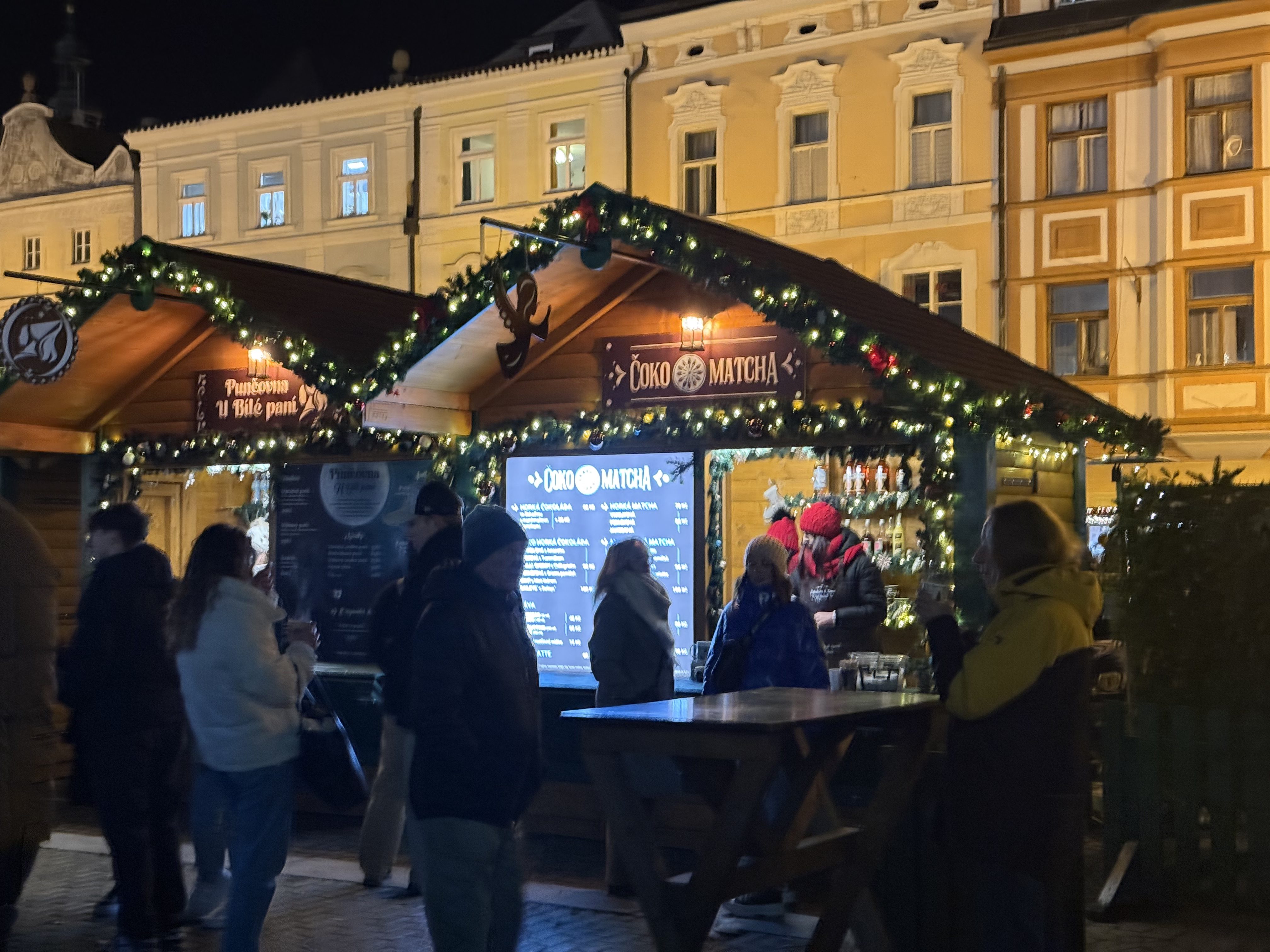 Adventní městečko je otevřené. První den přilákalo stovky návštěvníků