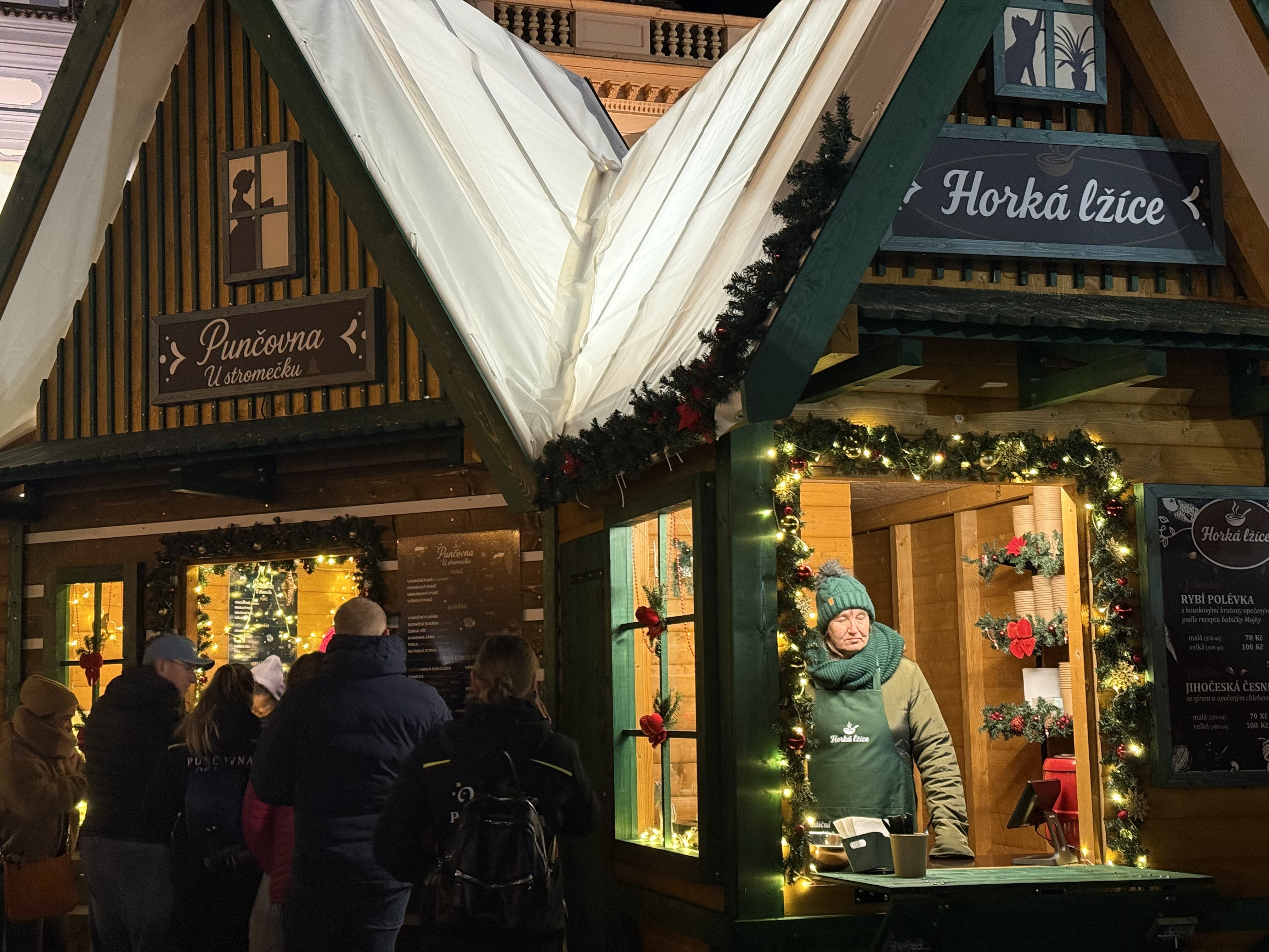 Adventní městečko je otevřené. První den přilákalo stovky návštěvníků
