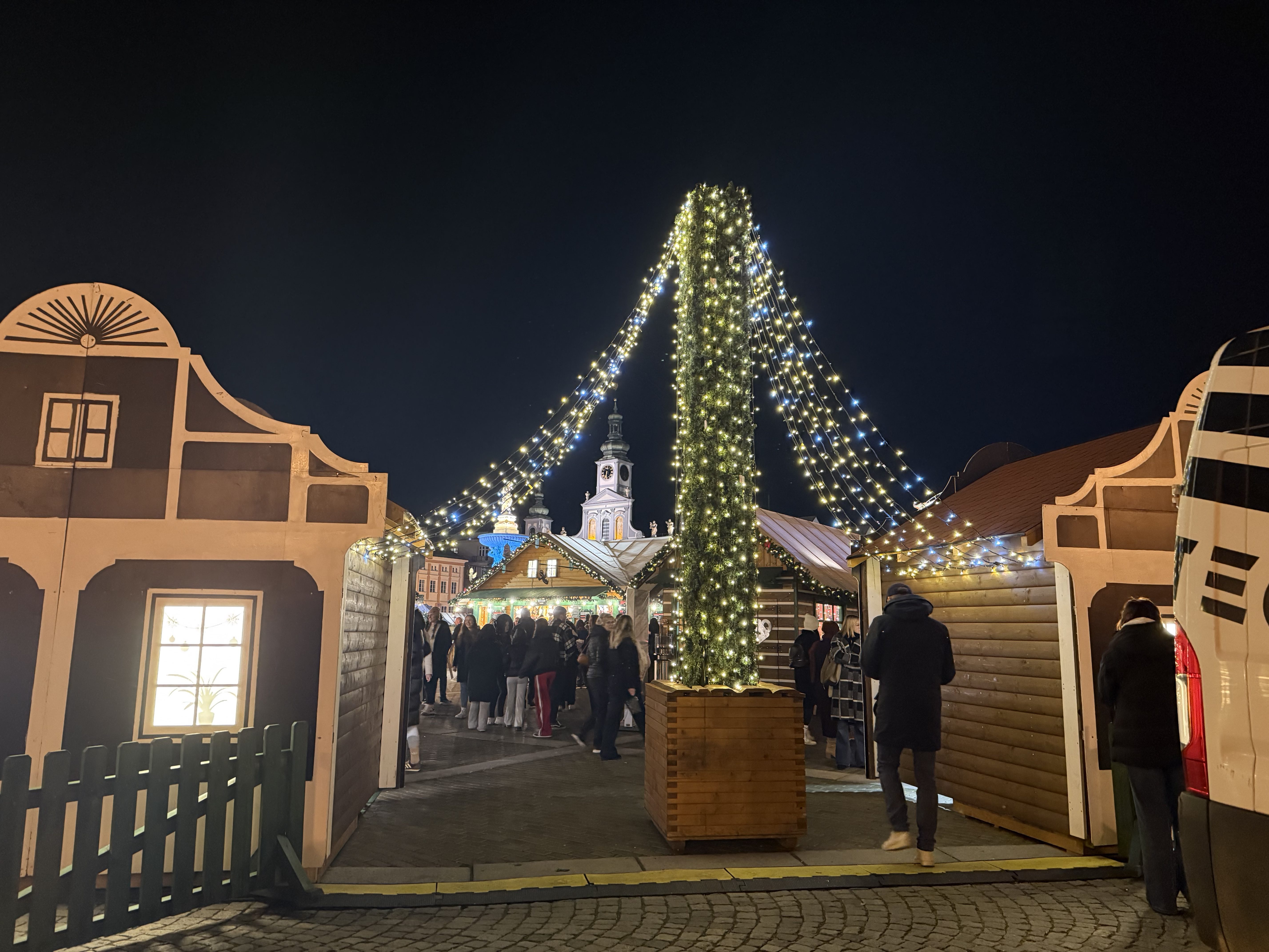 Adventní městečko je otevřené. První den přilákalo stovky návštěvníků