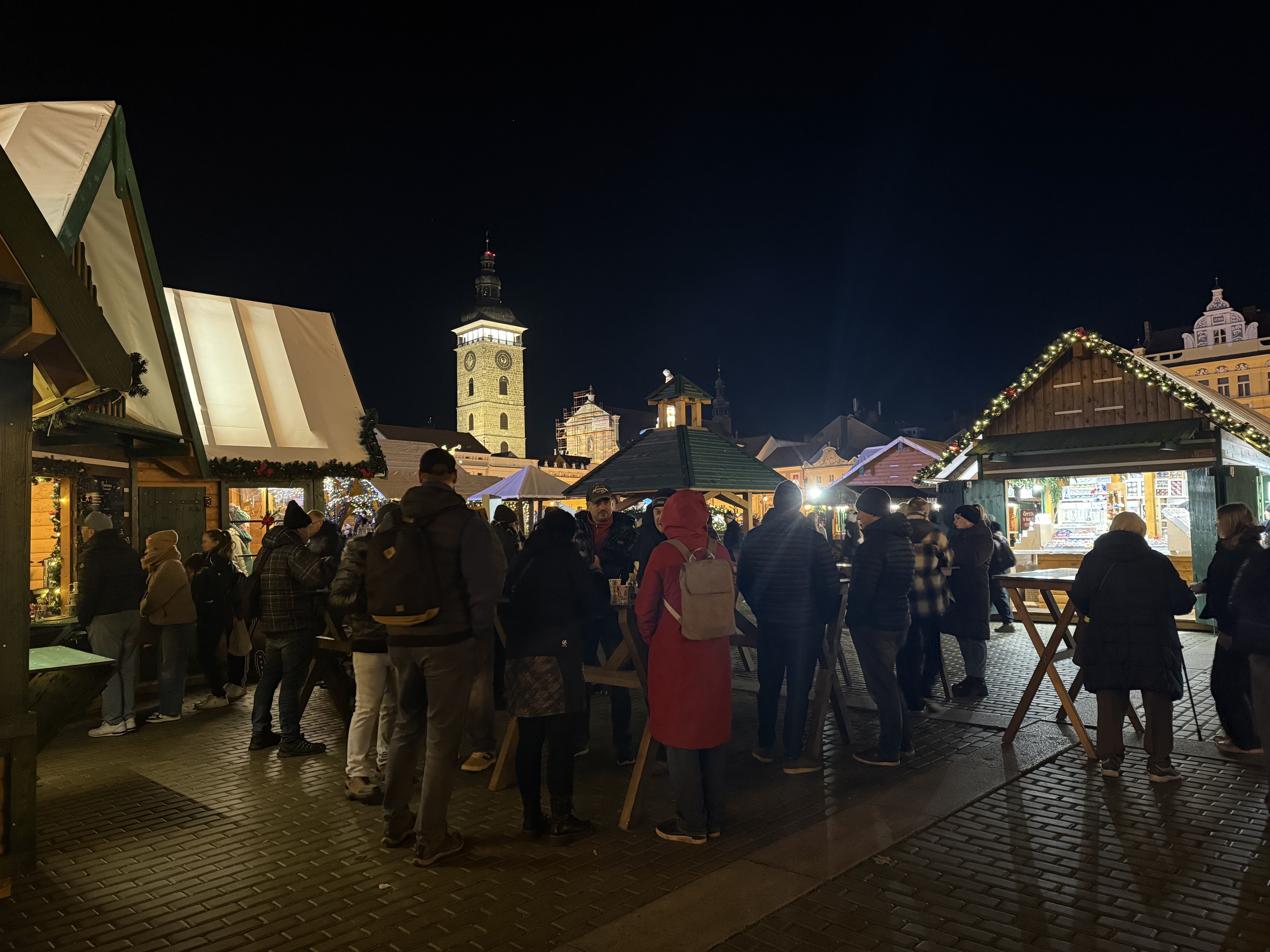 Adventní městečko je otevřené. První den přilákalo stovky návštěvníků
