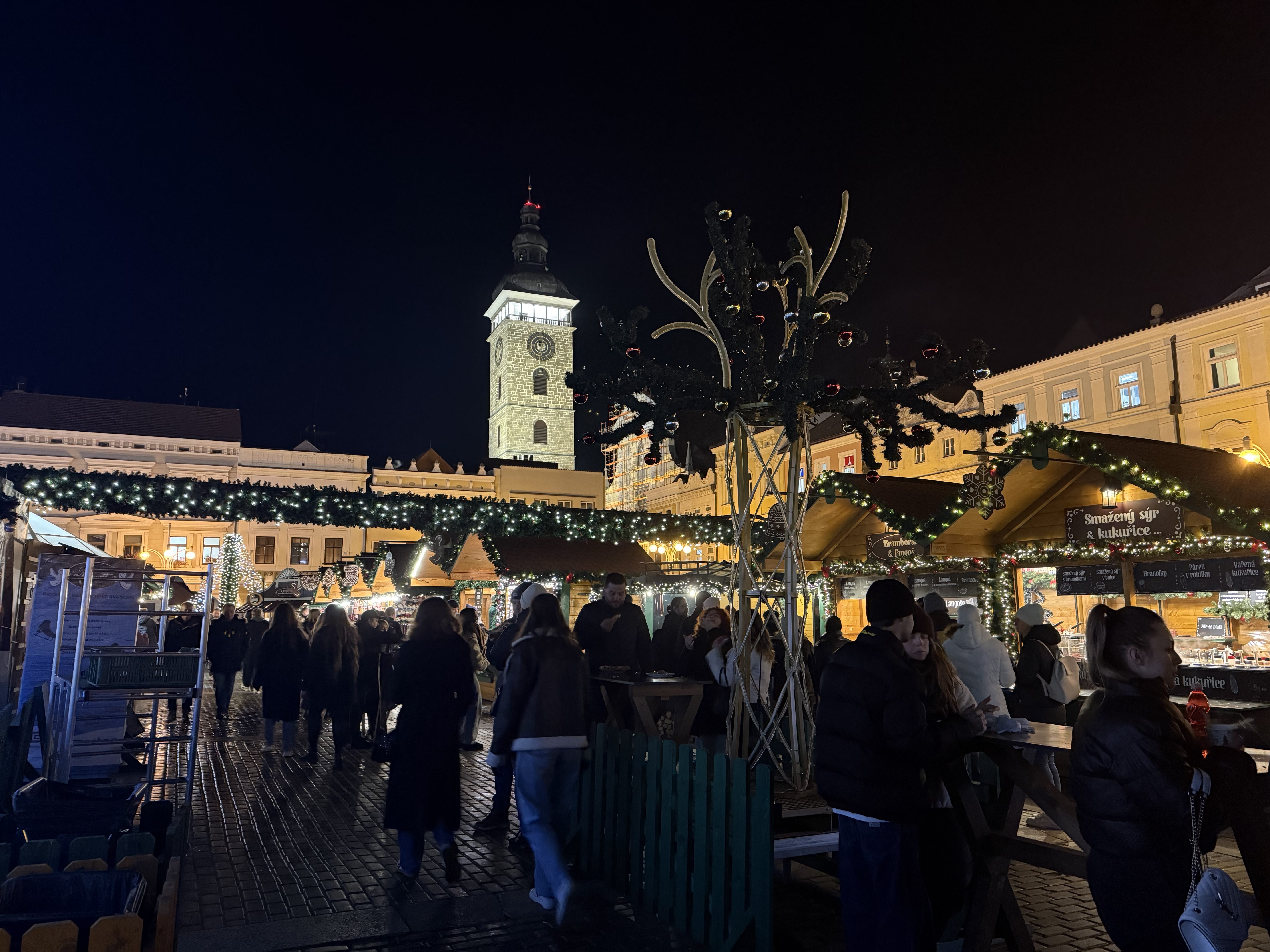 Adventní městečko je otevřené. První den přilákalo stovky návštěvníků