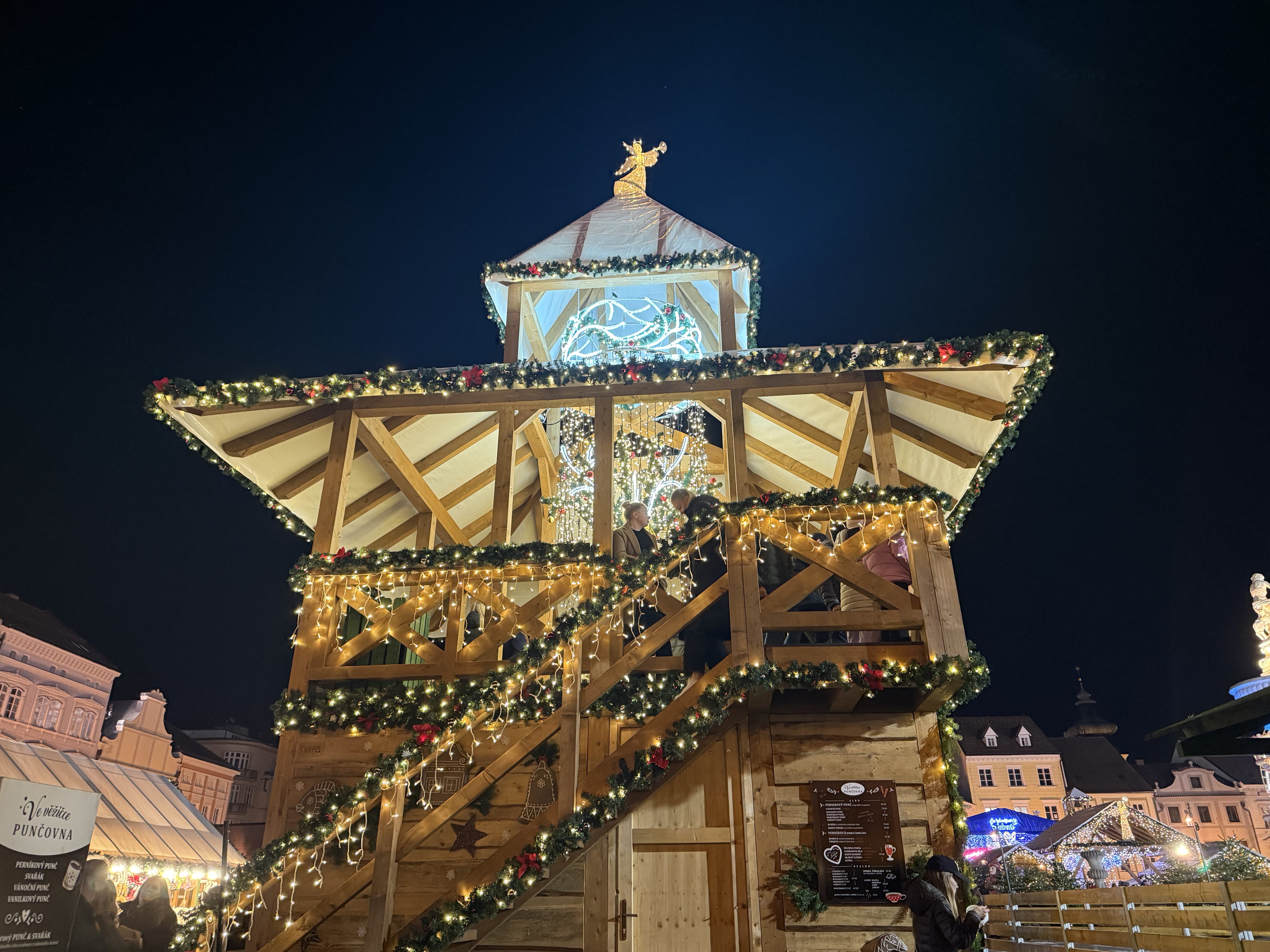 Adventní městečko je otevřené. První den přilákalo stovky návštěvníků