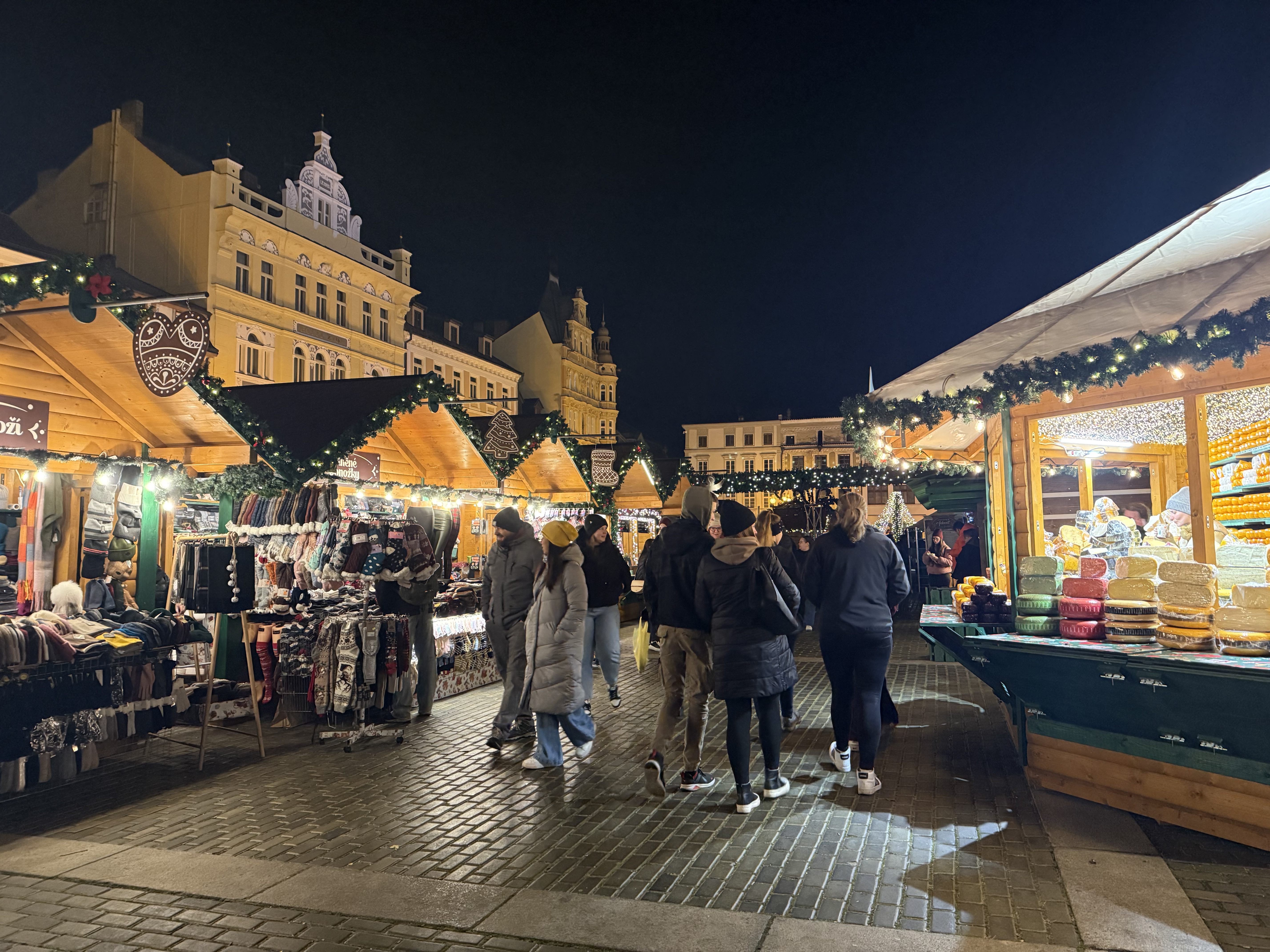 Adventní městečko je otevřené. První den přilákalo stovky návštěvníků