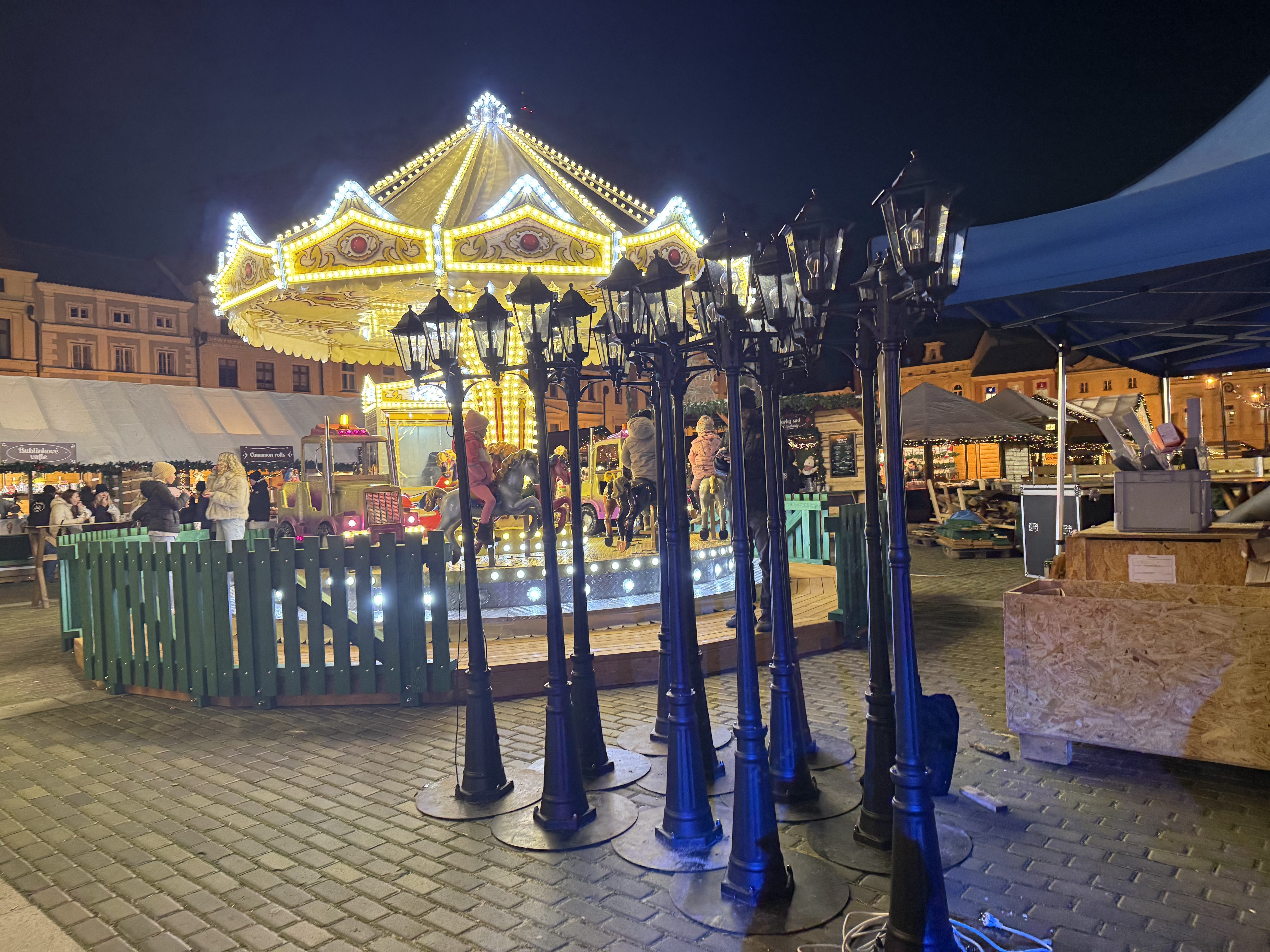 Adventní městečko je otevřené. První den přilákalo stovky návštěvníků