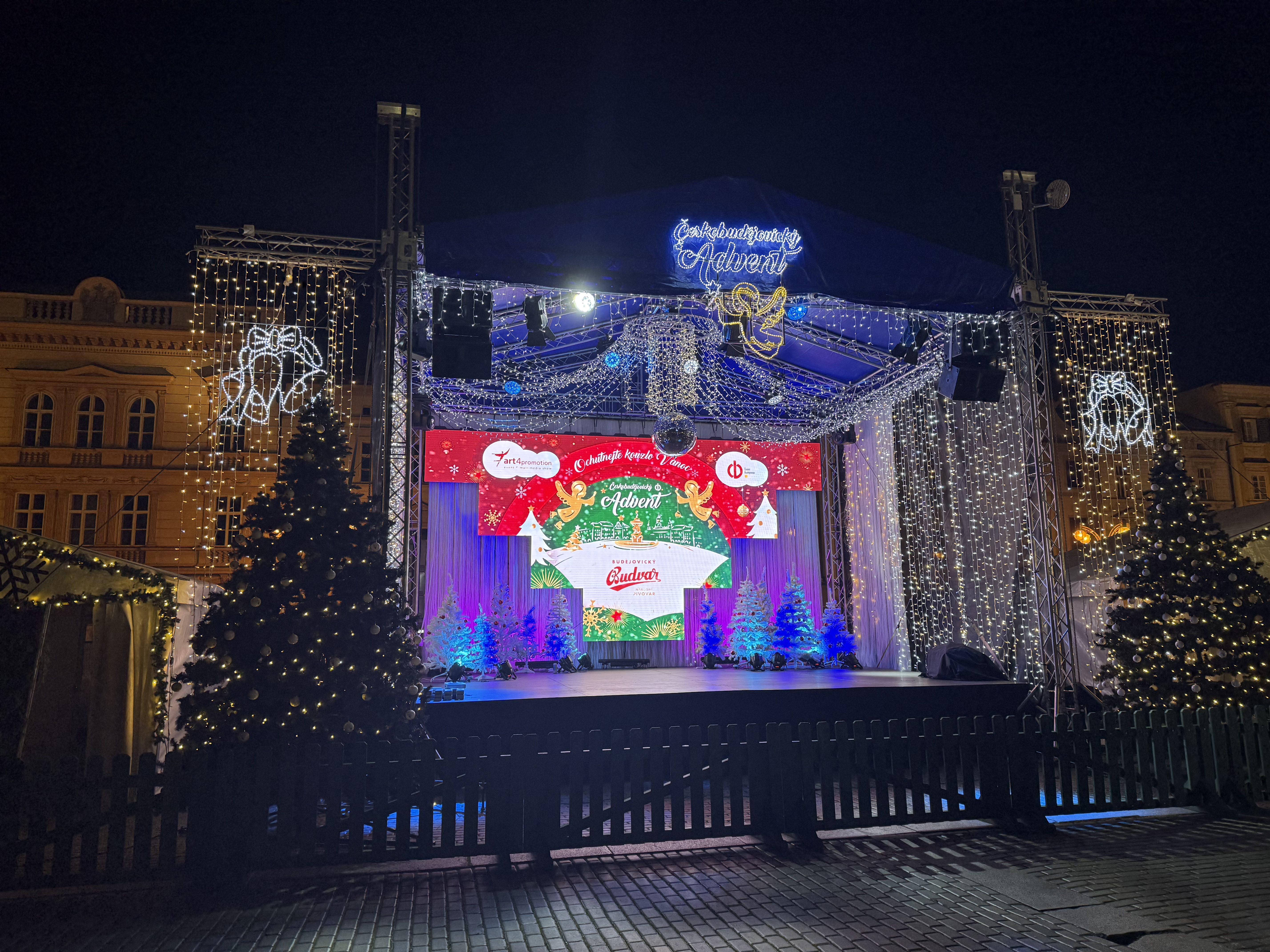 Adventní městečko je otevřené. První den přilákalo stovky návštěvníků