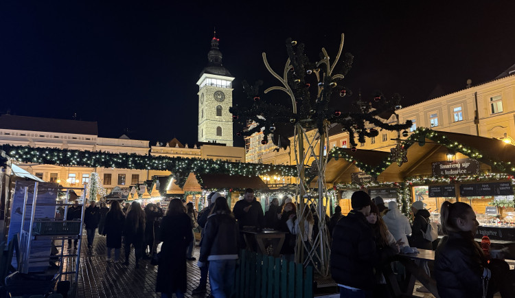 Adventní městečko je otevřené. První den přilákalo stovky návštěvníků