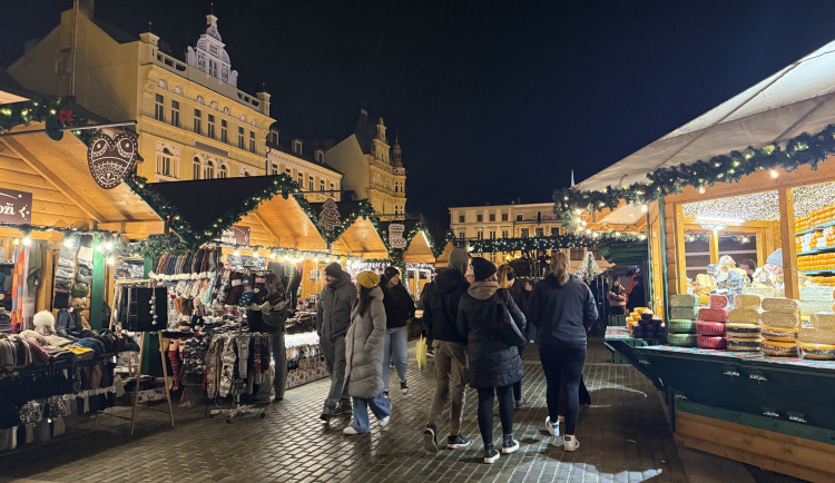 Adventní městečko je otevřené. První den přilákalo stovky návštěvníků