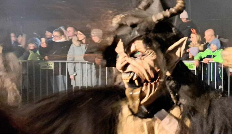 Stovky krampusů v Budějcích. Podívejte se, jak vypadal pekelný průvod
