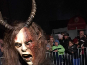 Stovky krampusů v Budějcích. Podívejte se, jak vypadal pekelný průvod