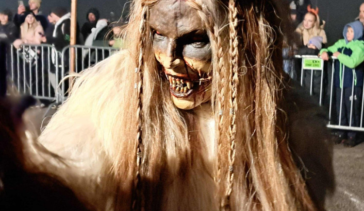 Stovky krampusů v Budějcích. Podívejte se, jak vypadal pekelný průvod