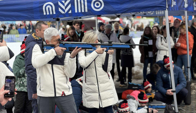 Prezident si na olympijském festivalu vyzkoušel curling i biatlon