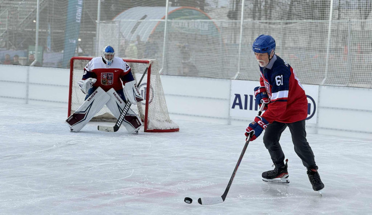 Prezident si na olympijském festivalu vyzkoušel curling i biatlon