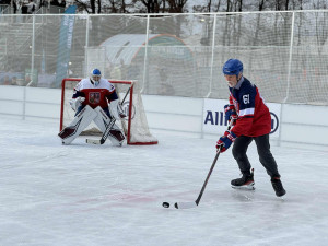 Prezident si na olympijském festivalu vyzkoušel curling i biatlon