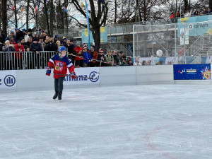 Prezident si na olympijském festivalu vyzkoušel curling i biatlon