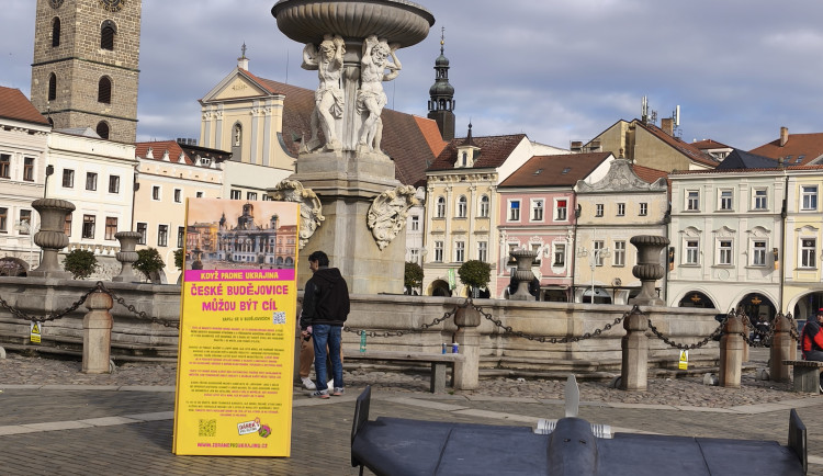 Společně za Ukrajinu. V Budějovicích si stovky lidí připomněly výročí invaze