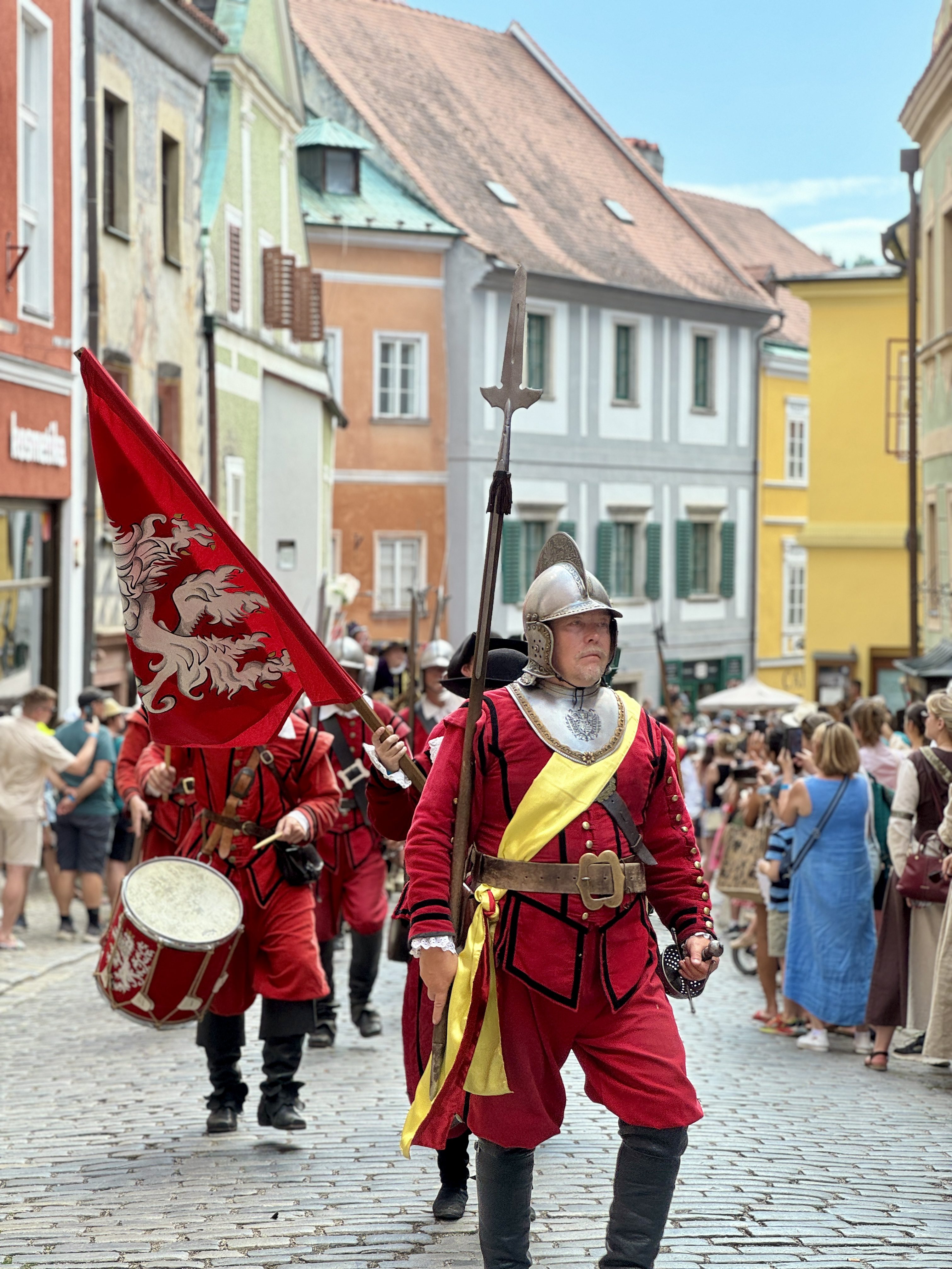 Český Krumlov se vrátil do časů Rožmberků. Podívejte se na Slavnosti pětilisté růže
