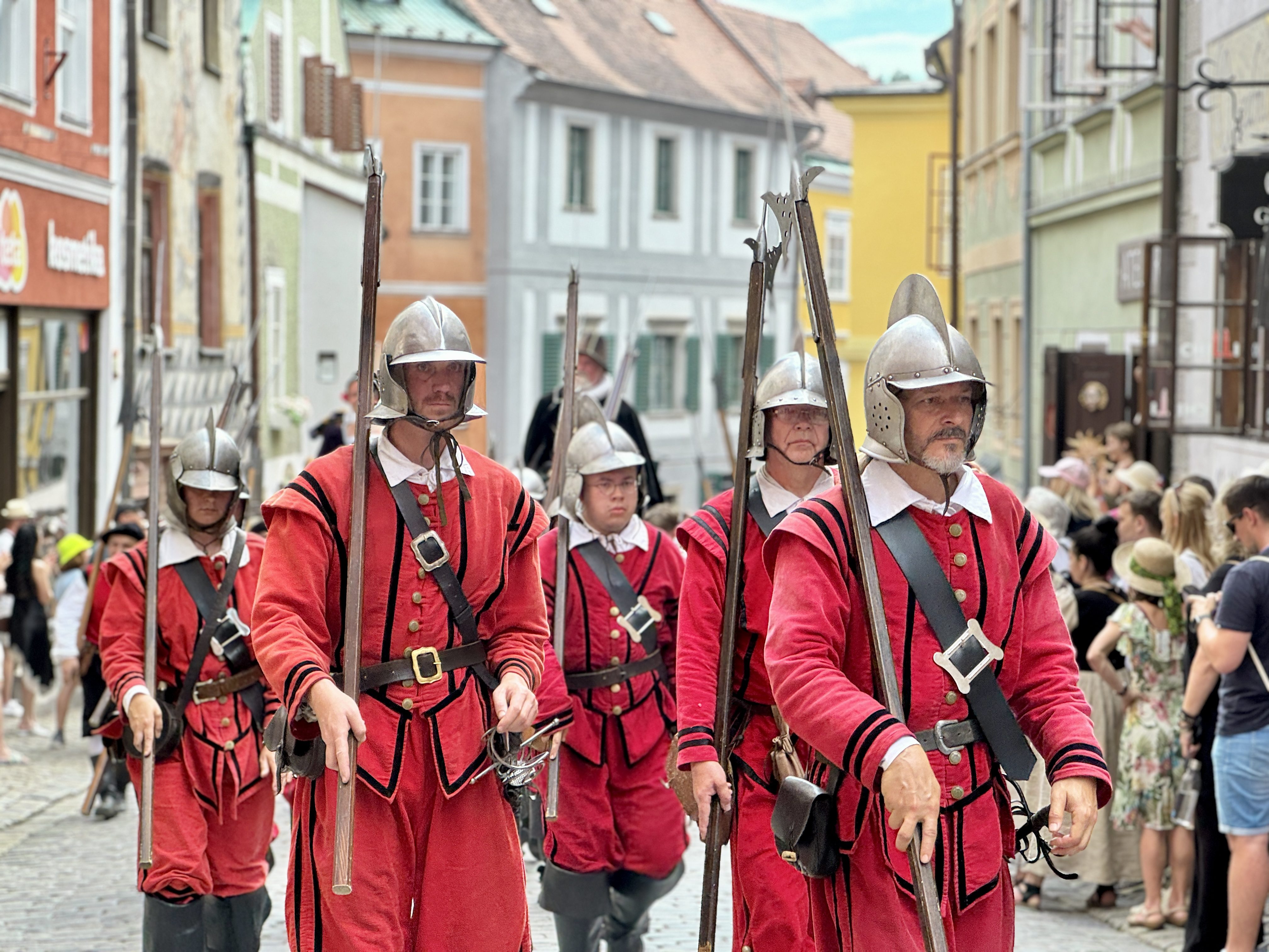 Český Krumlov se vrátil do časů Rožmberků. Podívejte se na Slavnosti pětilisté růže