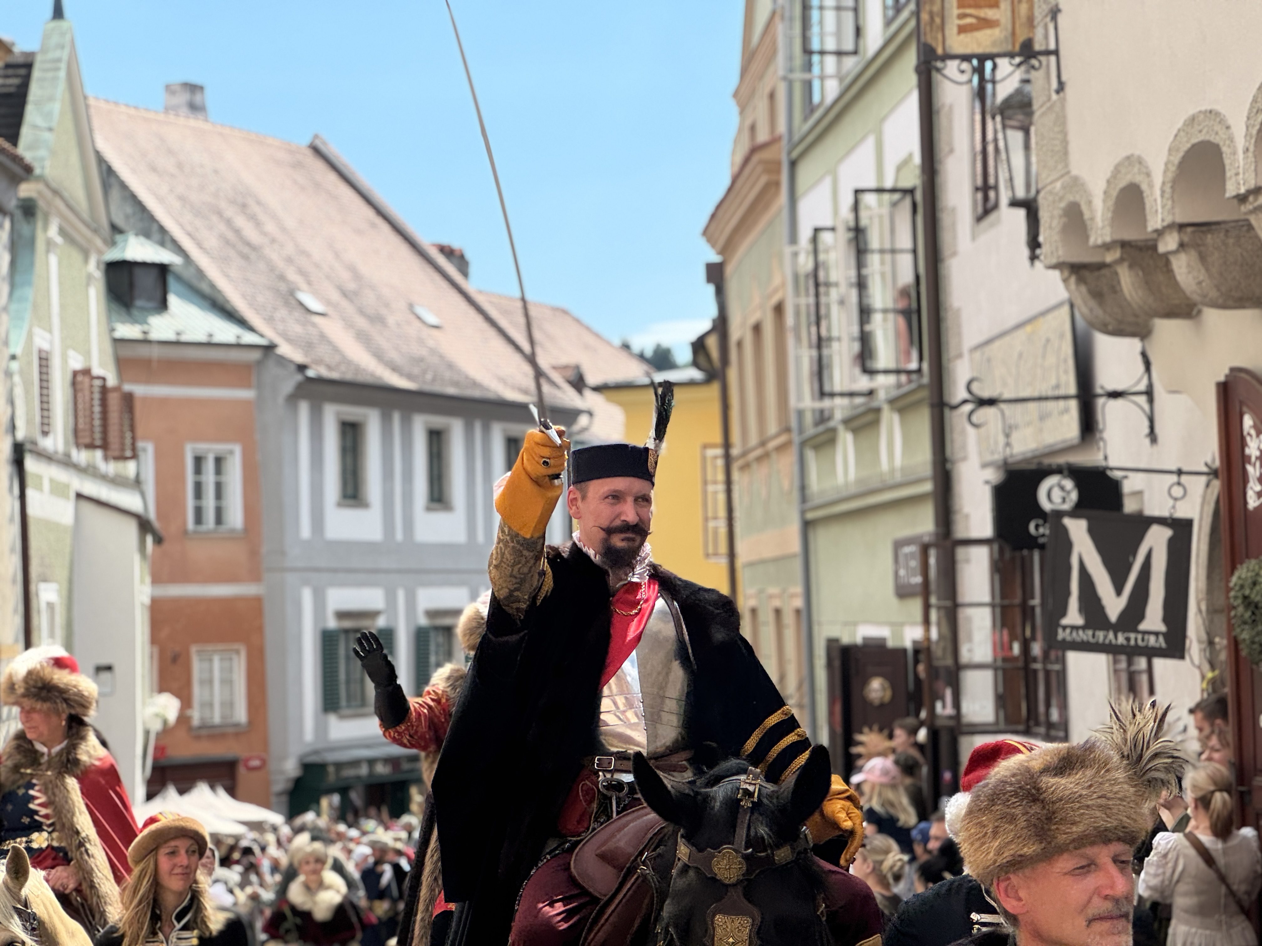 Český Krumlov se vrátil do časů Rožmberků. Podívejte se na Slavnosti pětilisté růže