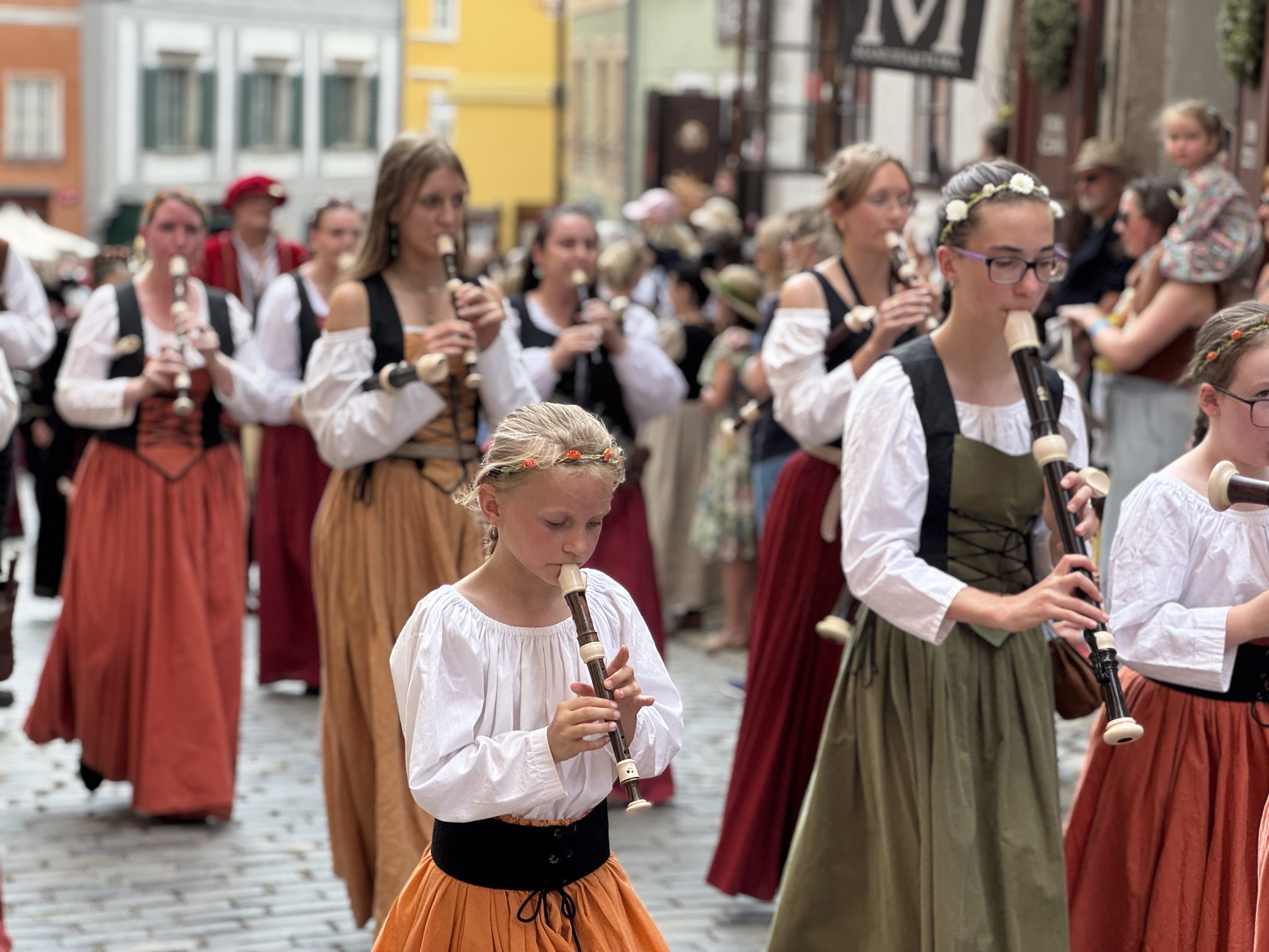 Český Krumlov se vrátil do časů Rožmberků. Podívejte se na Slavnosti pětilisté růže