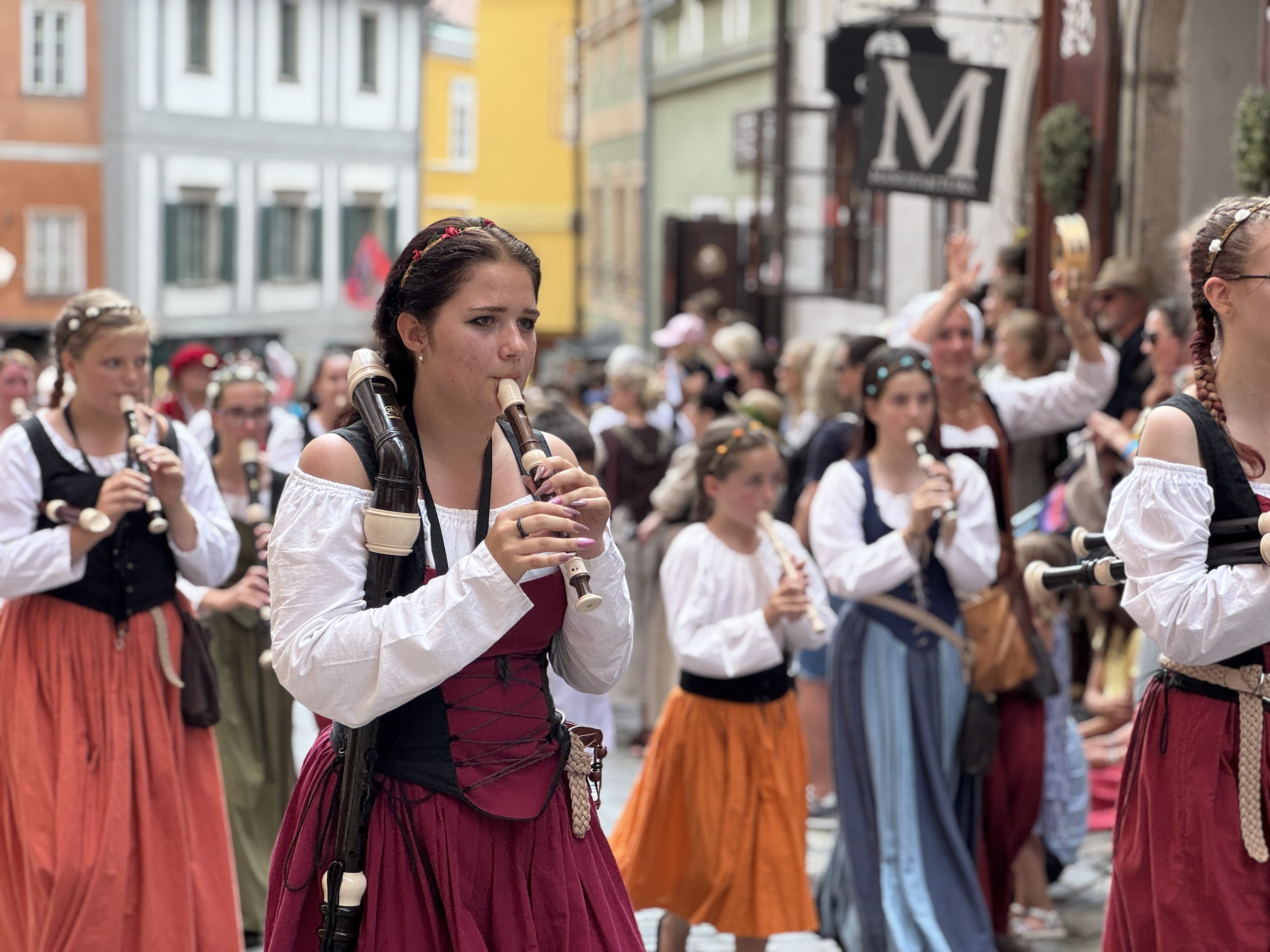 Český Krumlov se vrátil do časů Rožmberků. Podívejte se na Slavnosti pětilisté růže