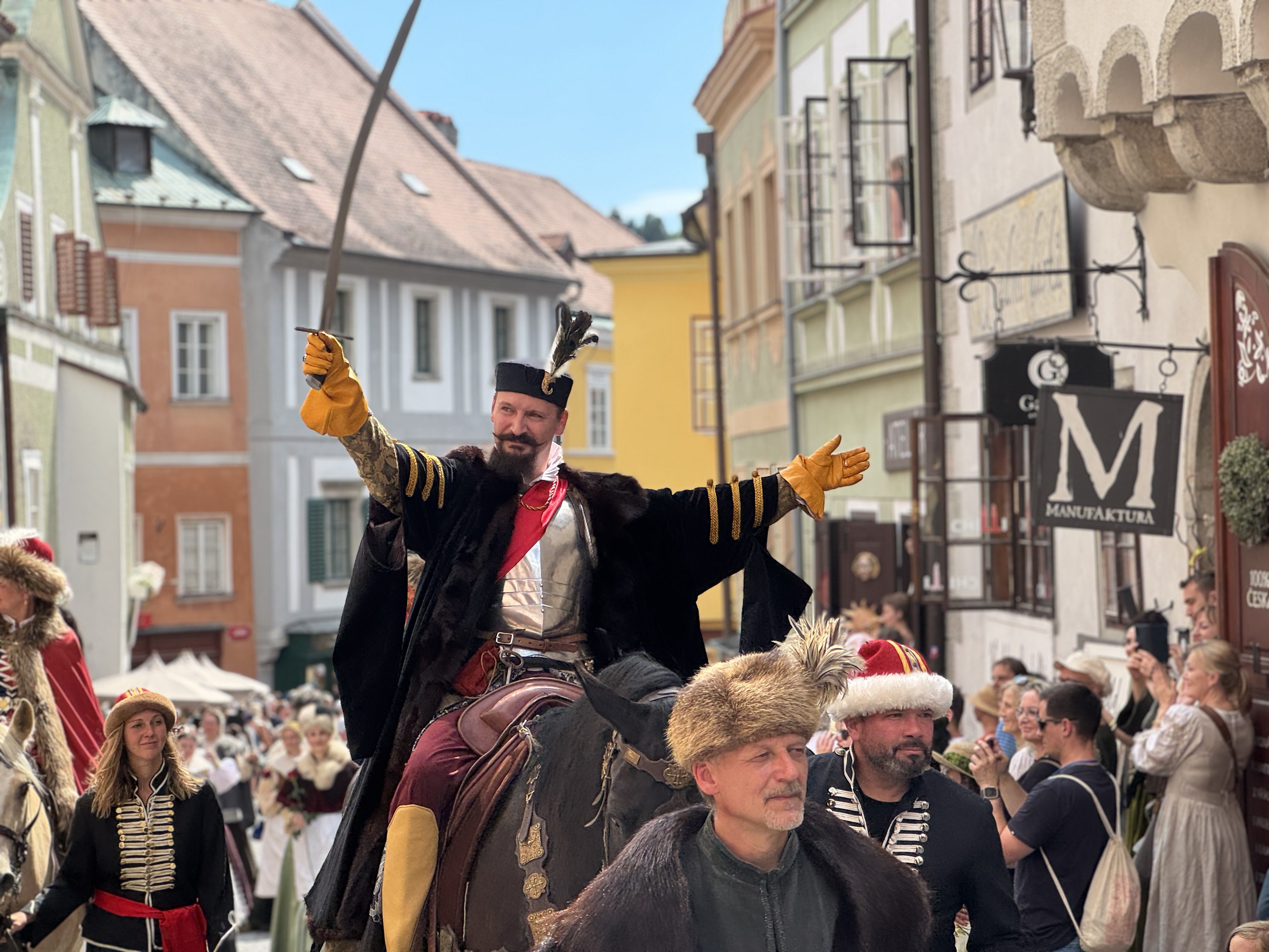 Český Krumlov se vrátil do časů Rožmberků. Podívejte se na Slavnosti pětilisté růže