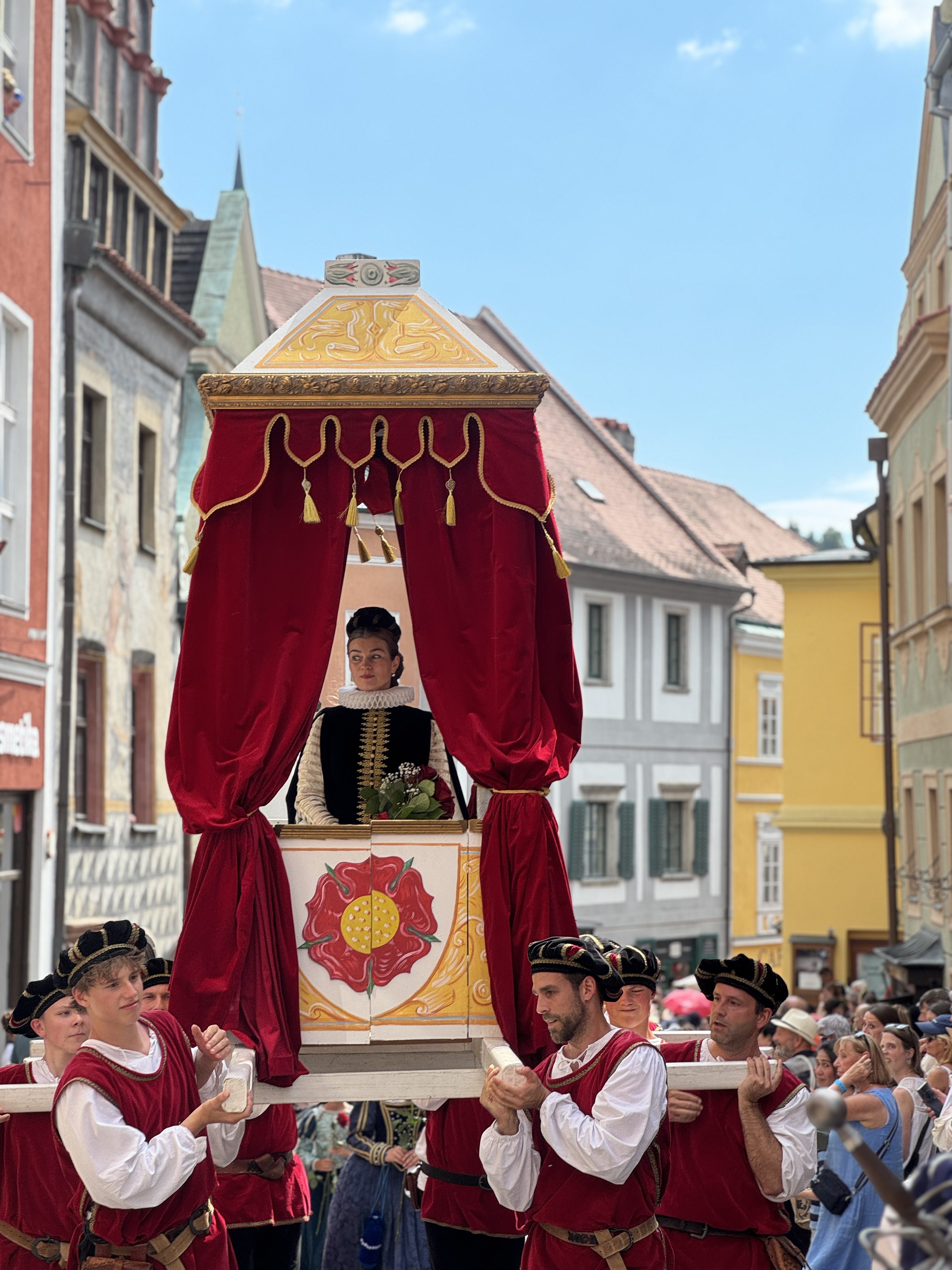 Český Krumlov se vrátil do časů Rožmberků. Podívejte se na Slavnosti pětilisté růže