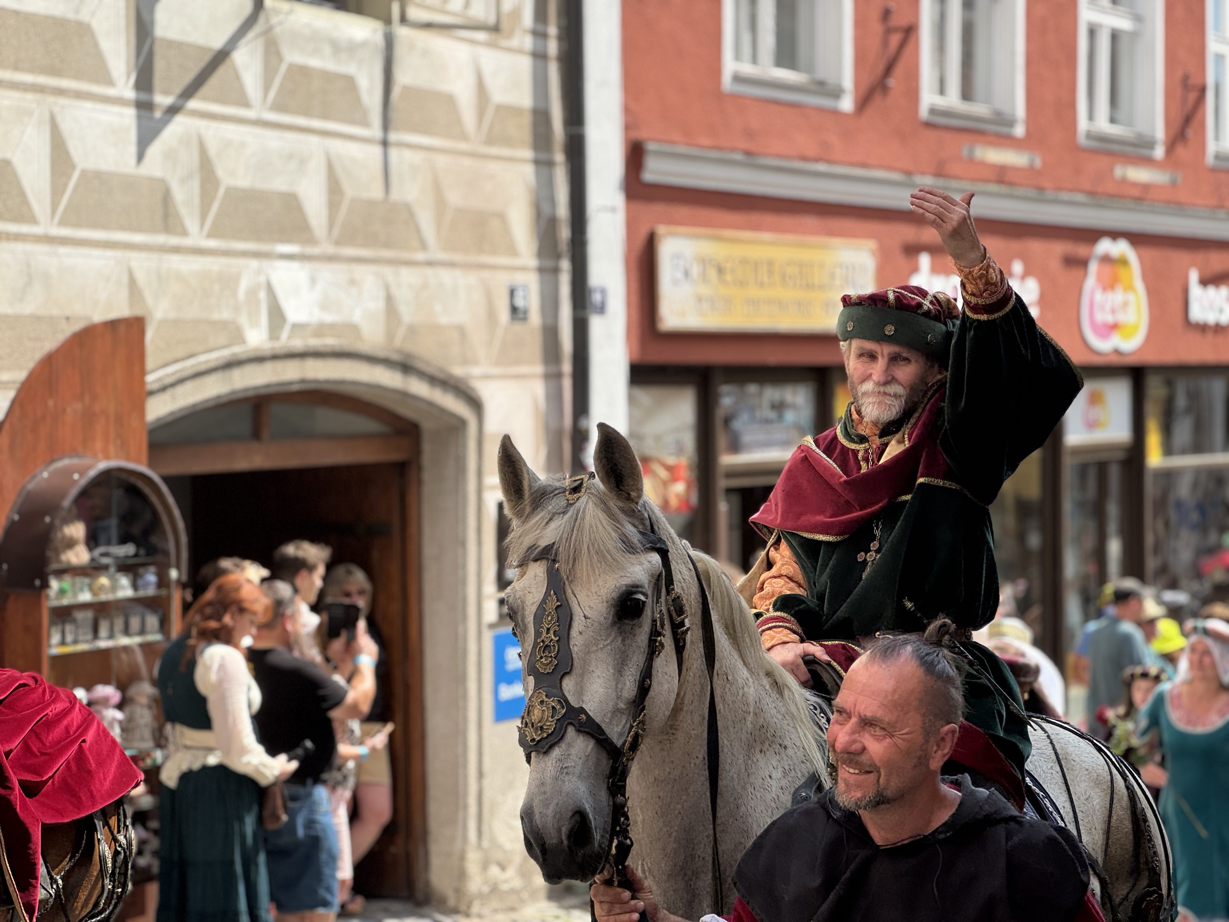 Český Krumlov se vrátil do časů Rožmberků. Podívejte se na Slavnosti pětilisté růže