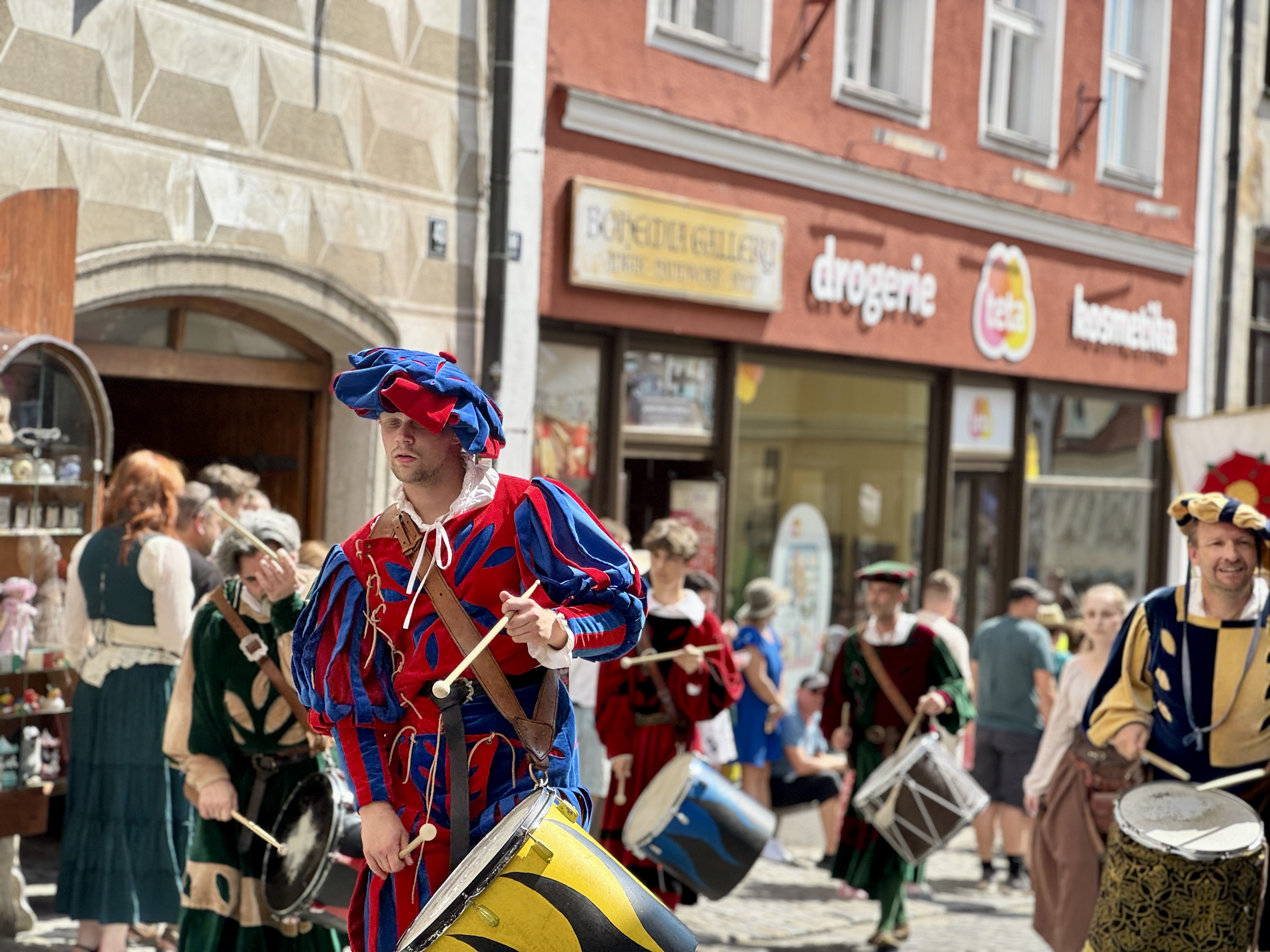 Český Krumlov se vrátil do časů Rožmberků. Podívejte se na Slavnosti pětilisté růže