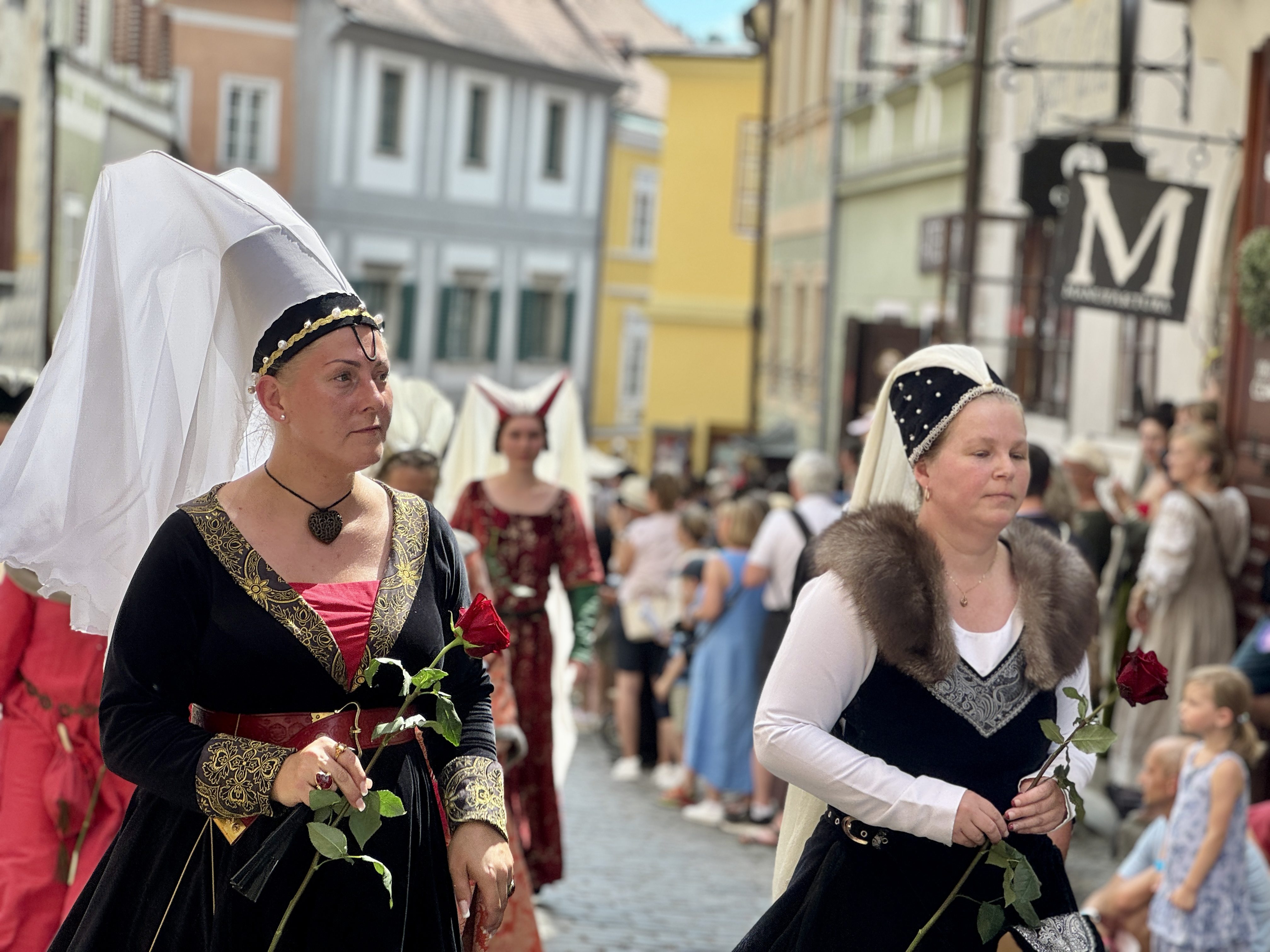 Český Krumlov se vrátil do časů Rožmberků. Podívejte se na Slavnosti pětilisté růže
