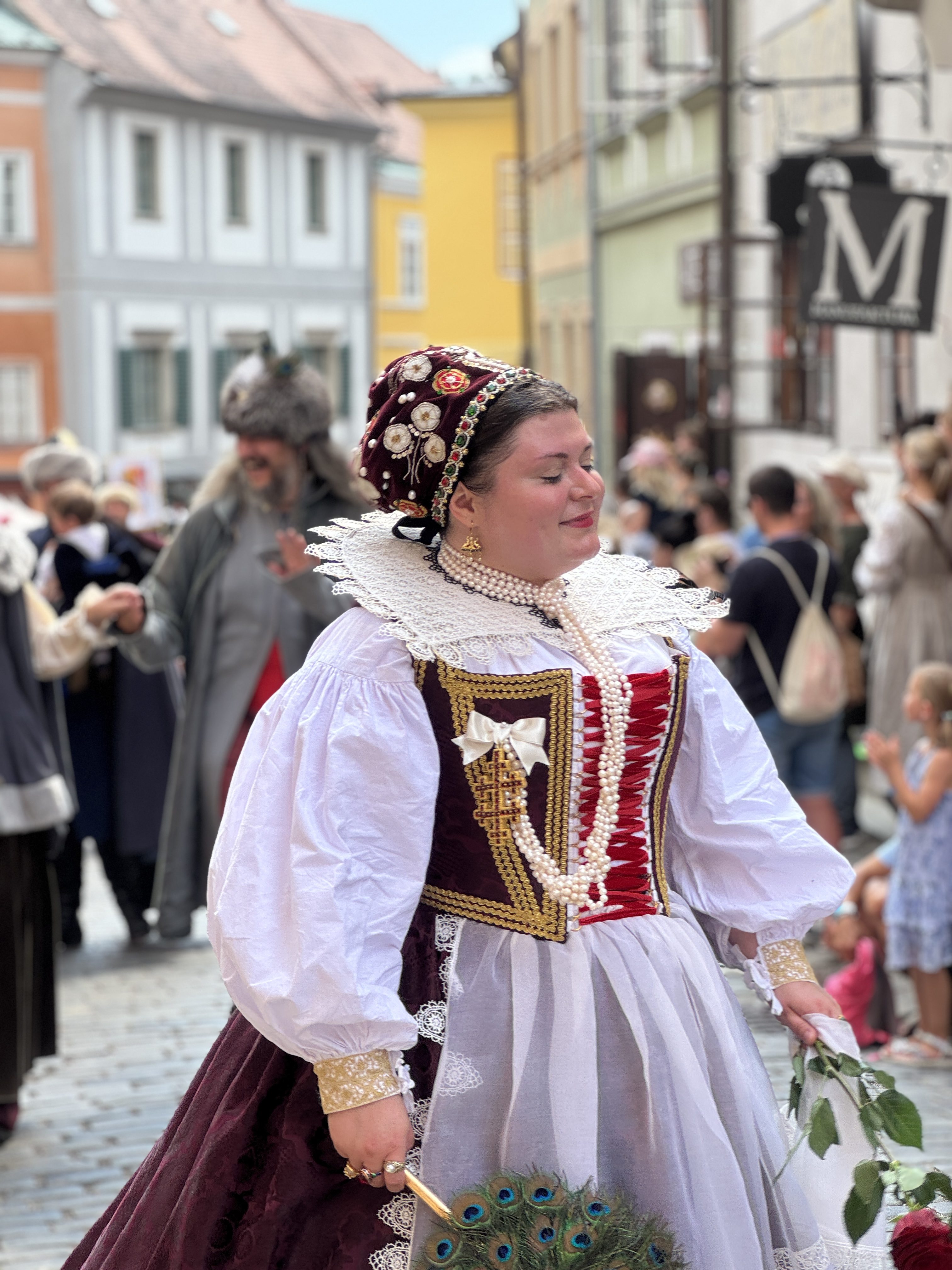 Český Krumlov se vrátil do časů Rožmberků. Podívejte se na Slavnosti pětilisté růže