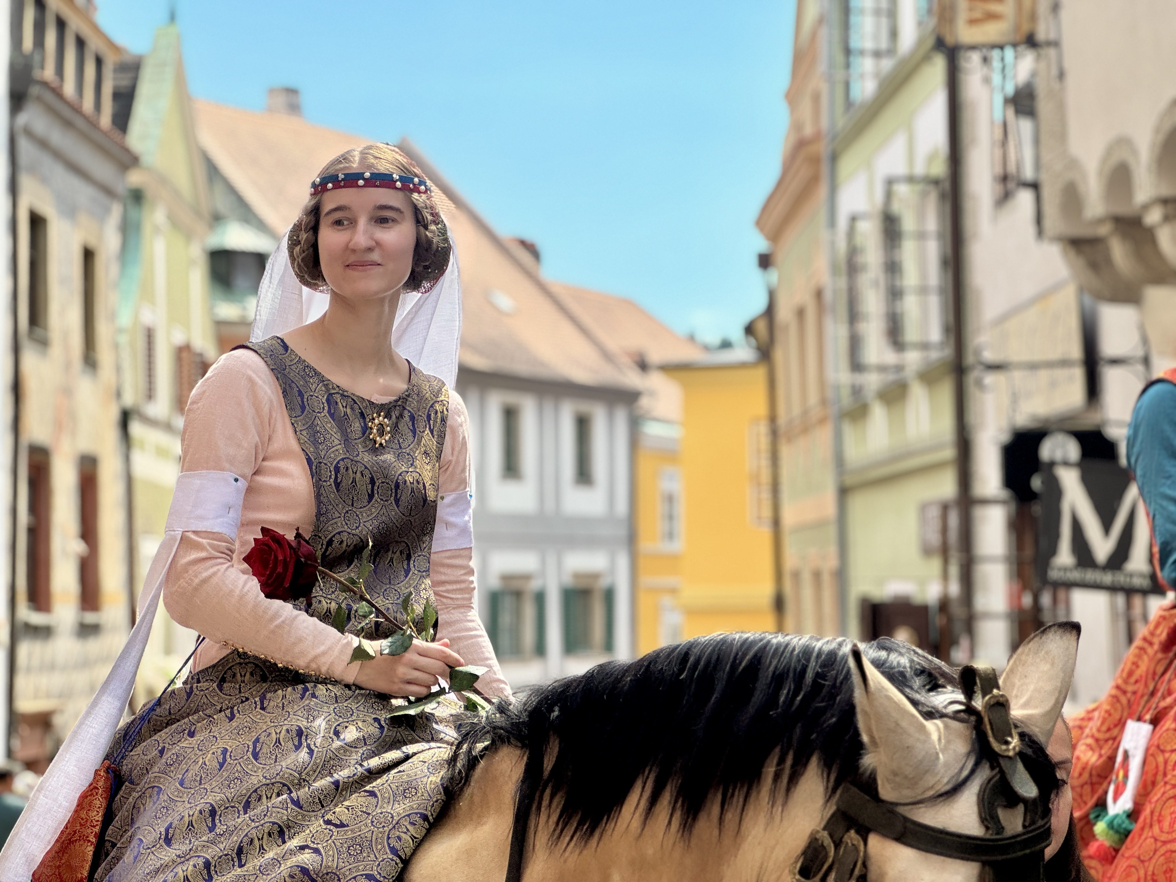 Český Krumlov se vrátil do časů Rožmberků. Podívejte se na Slavnosti pětilisté růže
