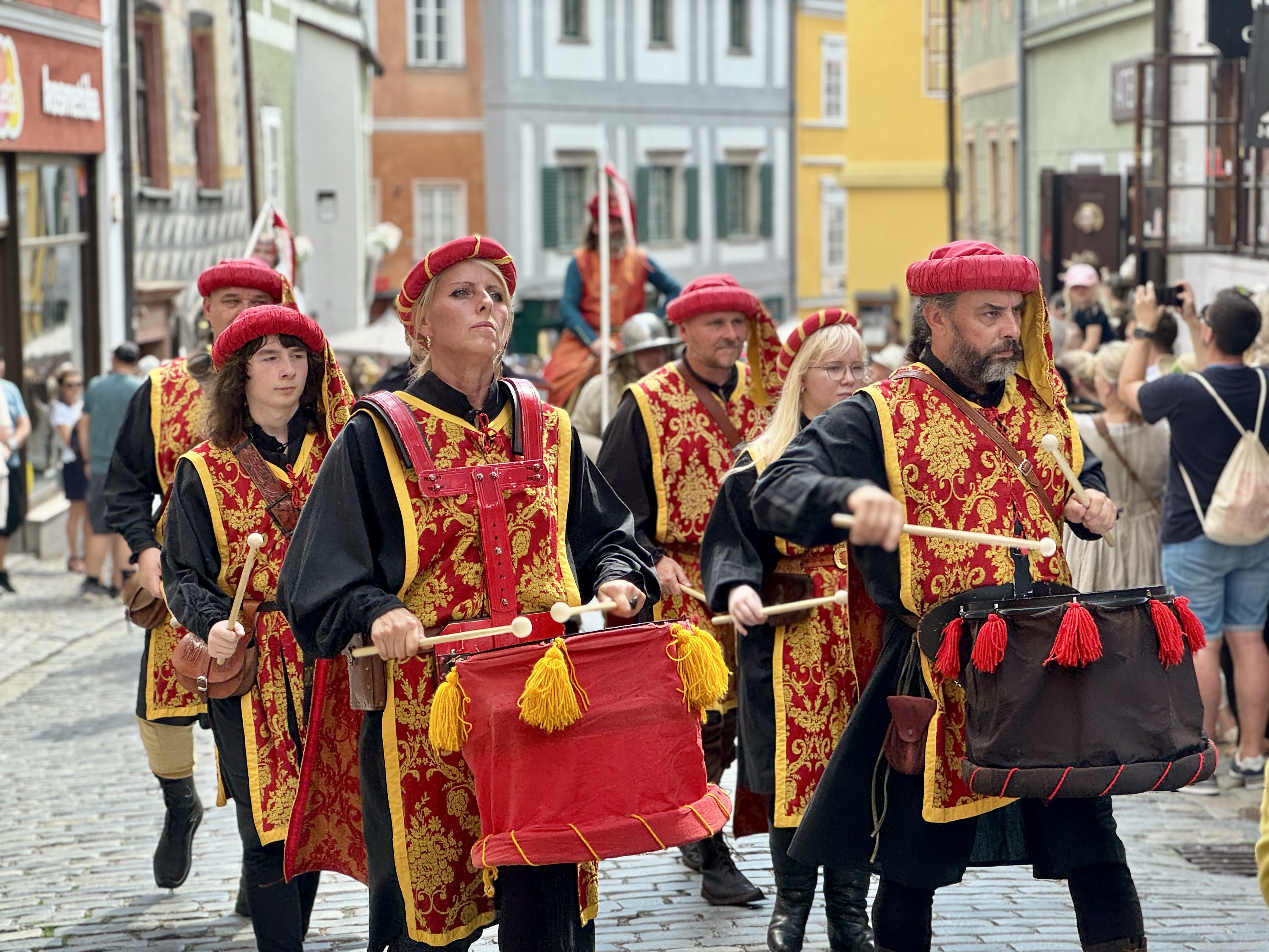 Český Krumlov se vrátil do časů Rožmberků. Podívejte se na Slavnosti pětilisté růže