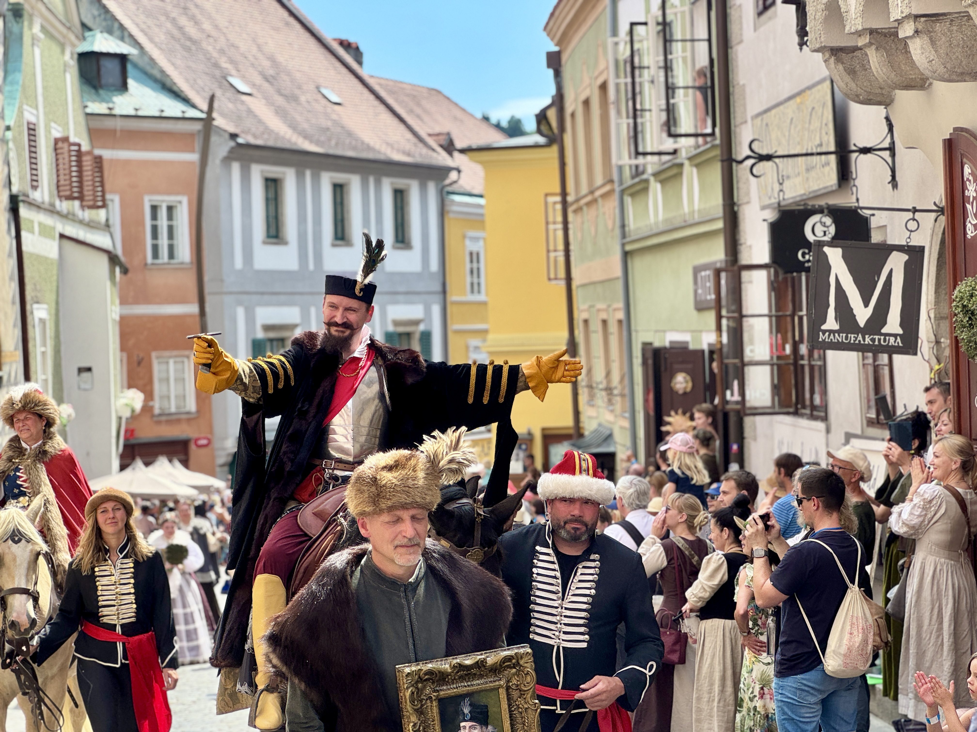 Český Krumlov se vrátil do časů Rožmberků. Podívejte se na Slavnosti pětilisté růže