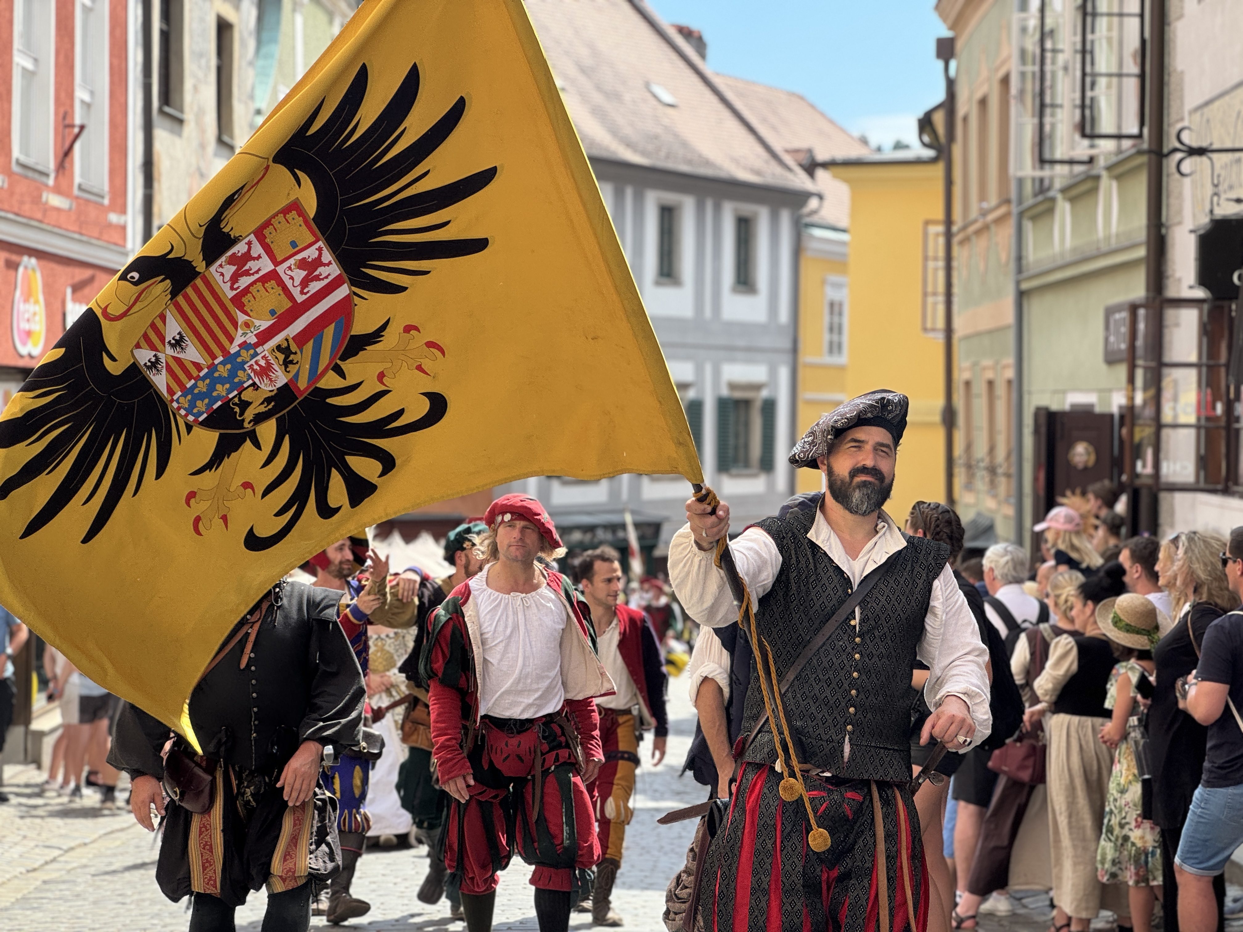 Český Krumlov se vrátil do časů Rožmberků. Podívejte se na Slavnosti pětilisté růže
