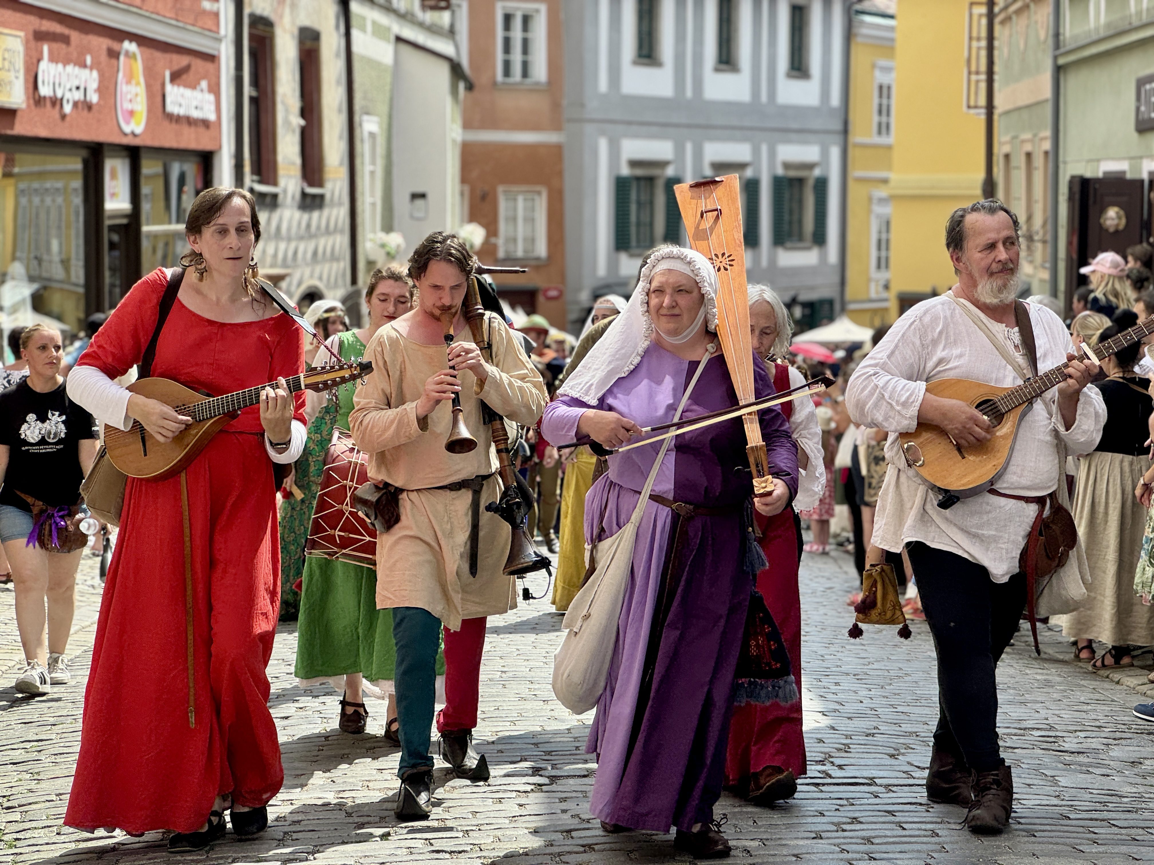 Český Krumlov se vrátil do časů Rožmberků. Podívejte se na Slavnosti pětilisté růže