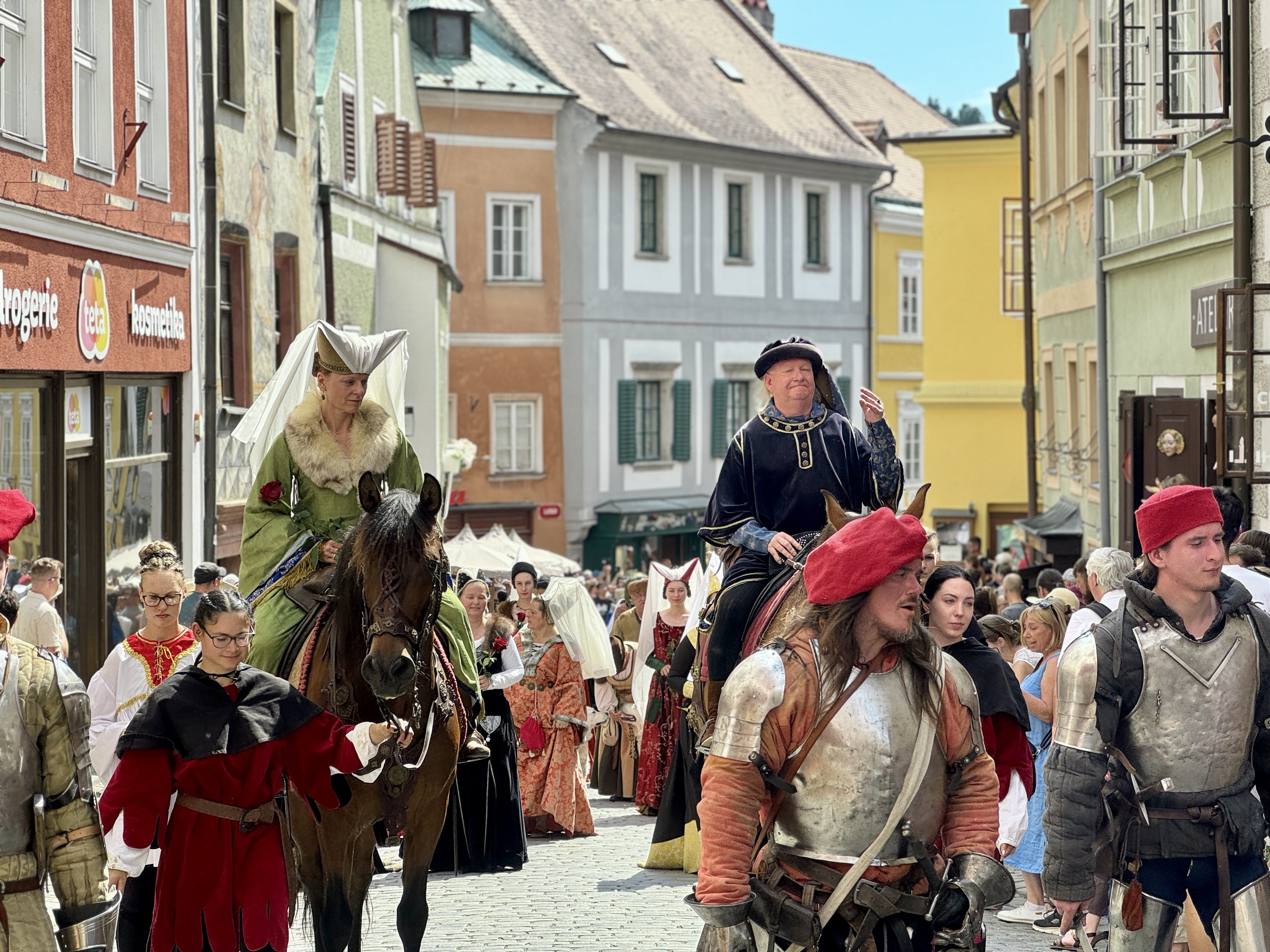 Český Krumlov se vrátil do časů Rožmberků. Podívejte se na Slavnosti pětilisté růže