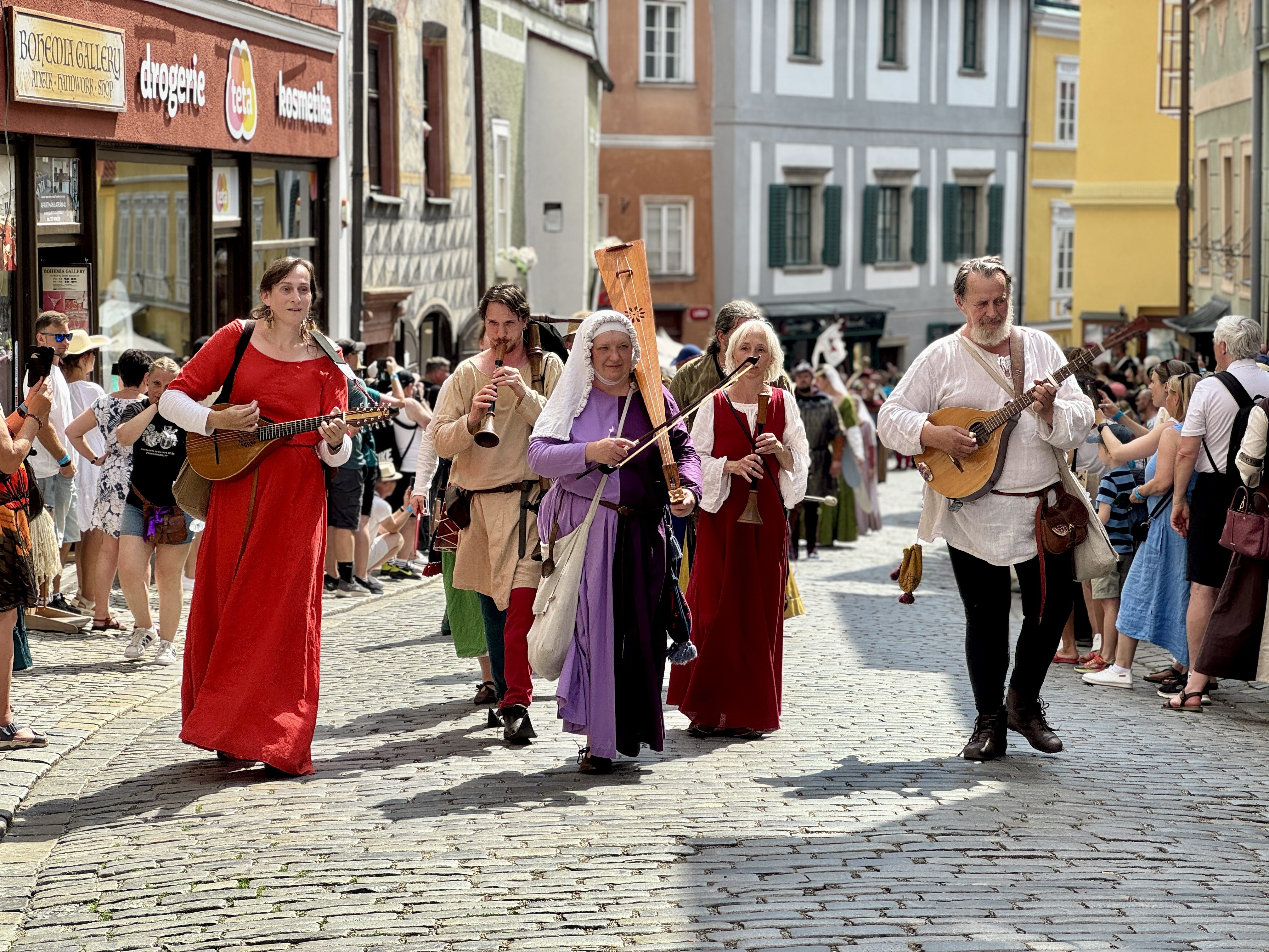 Český Krumlov se vrátil do časů Rožmberků. Podívejte se na Slavnosti pětilisté růže