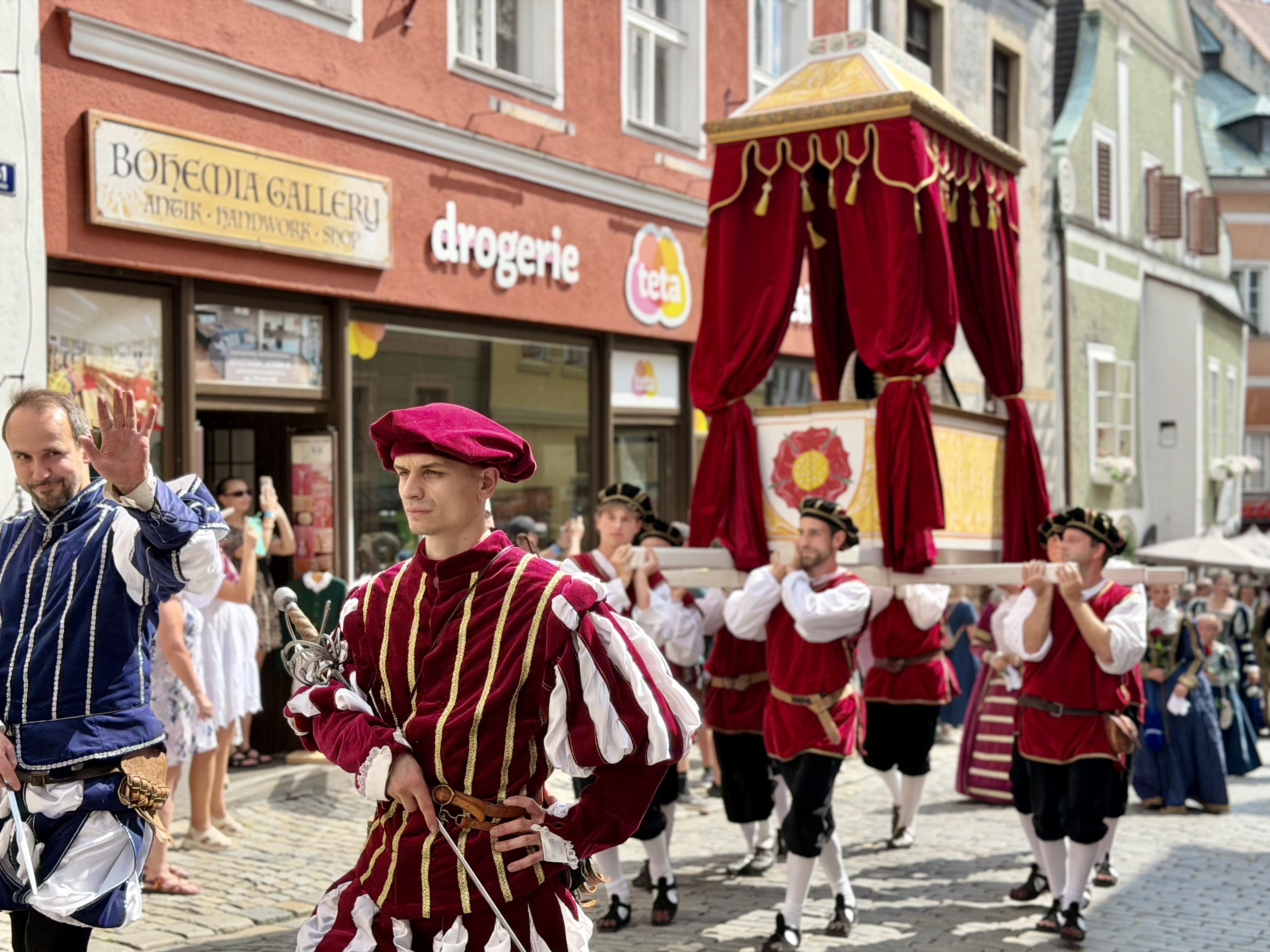 Český Krumlov se vrátil do časů Rožmberků. Podívejte se na Slavnosti pětilisté růže
