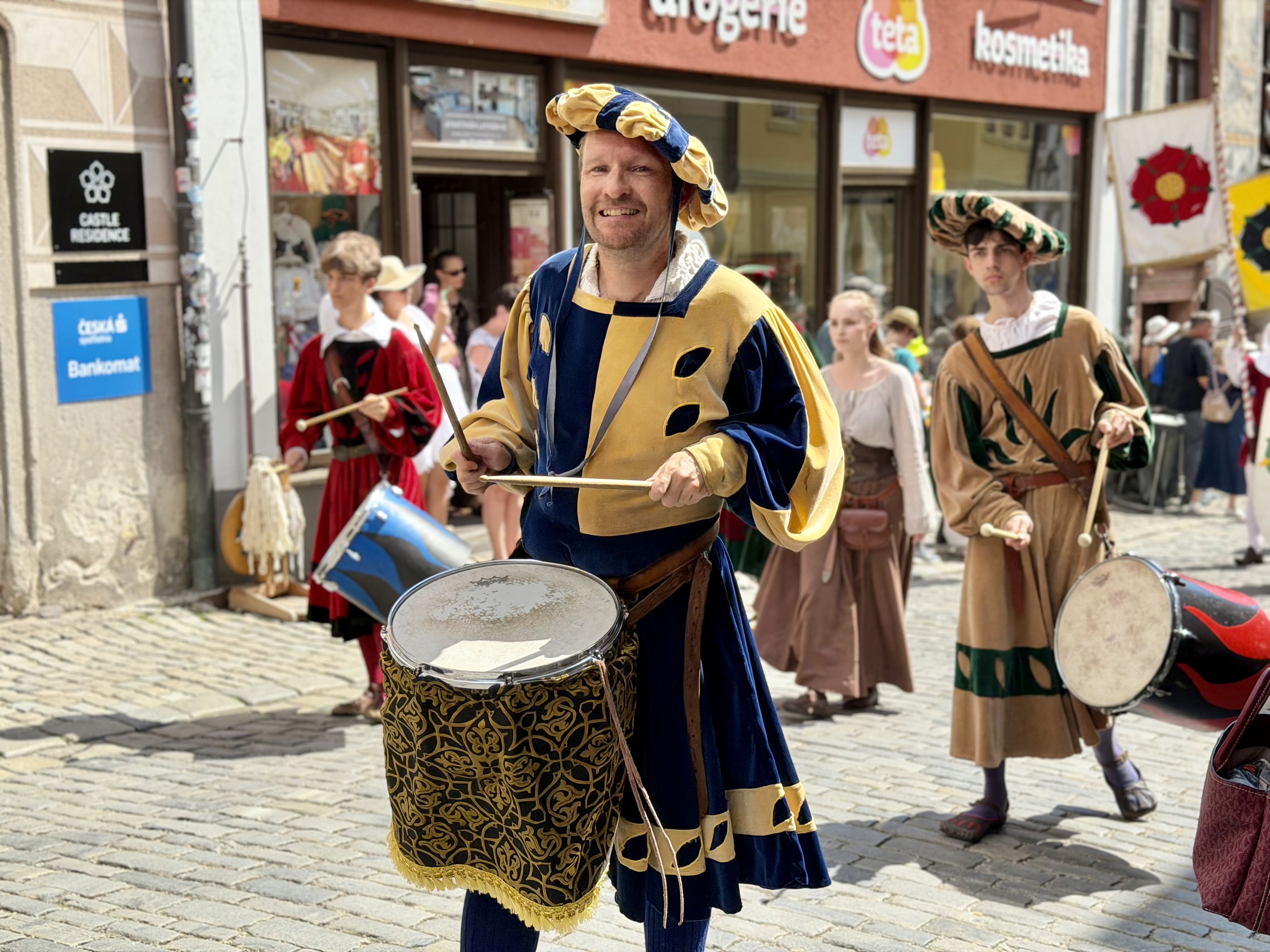 Český Krumlov se vrátil do časů Rožmberků. Podívejte se na Slavnosti pětilisté růže