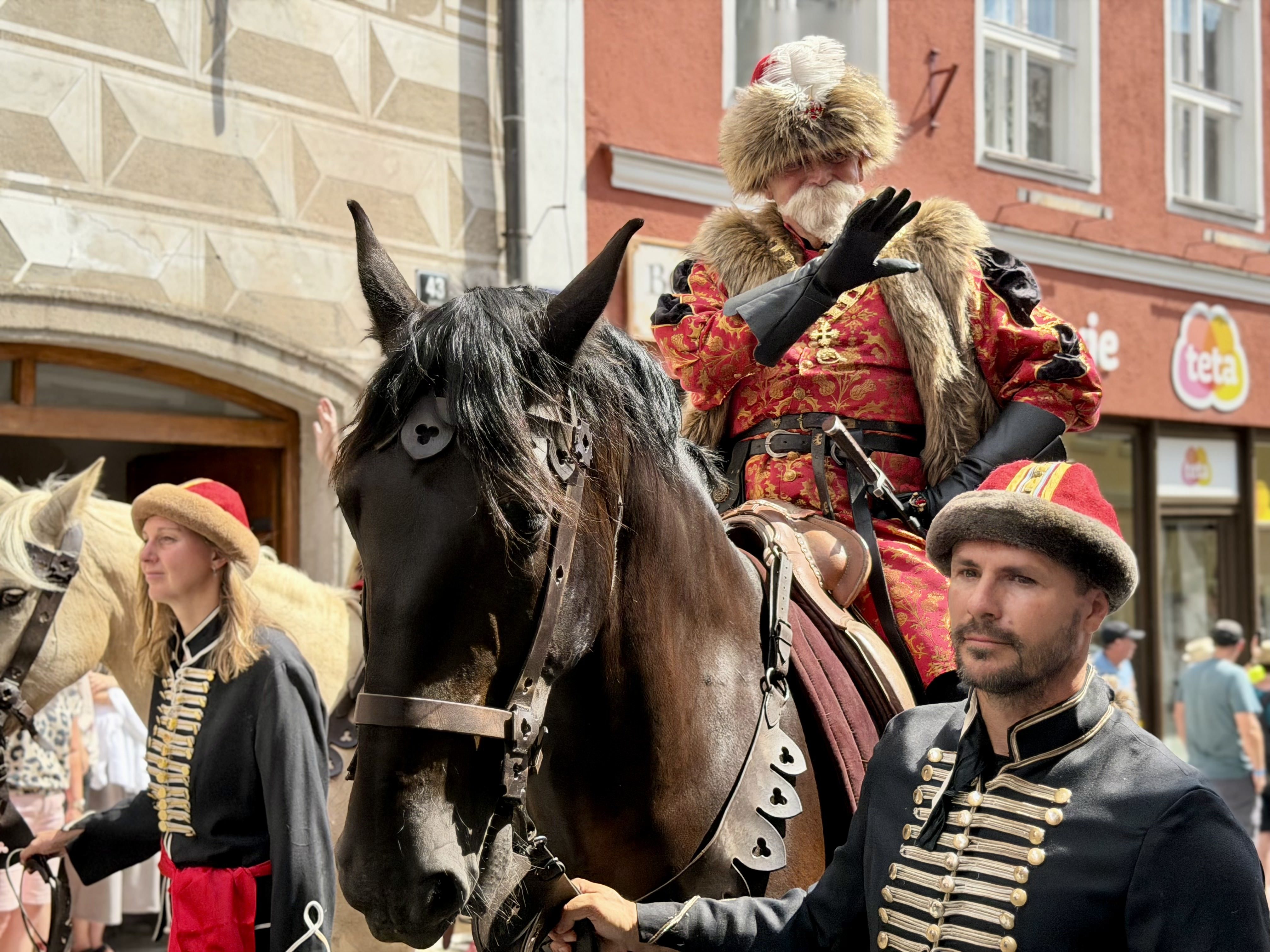 Český Krumlov se vrátil do časů Rožmberků. Podívejte se na Slavnosti pětilisté růže