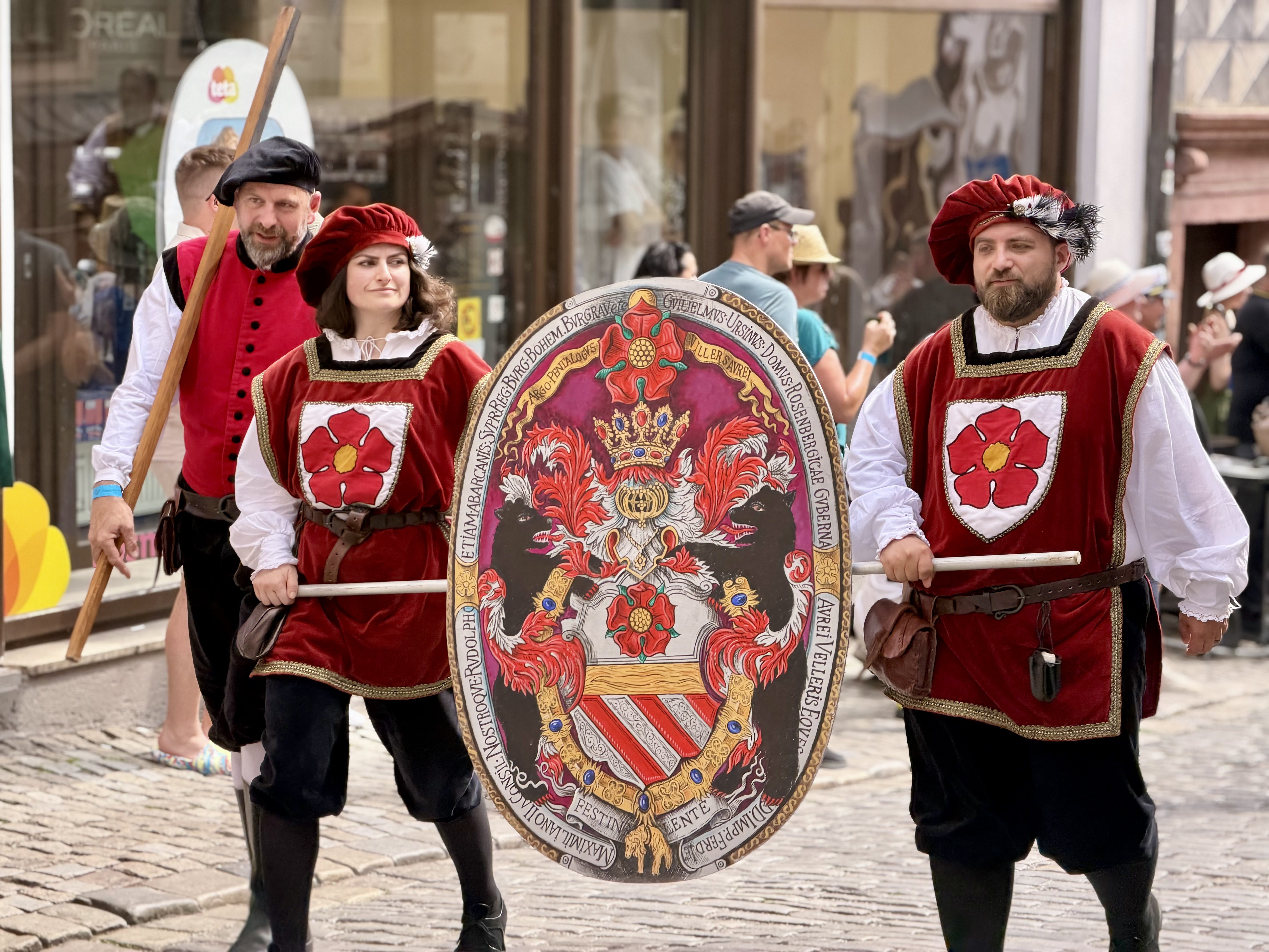 Český Krumlov se vrátil do časů Rožmberků. Podívejte se na Slavnosti pětilisté růže