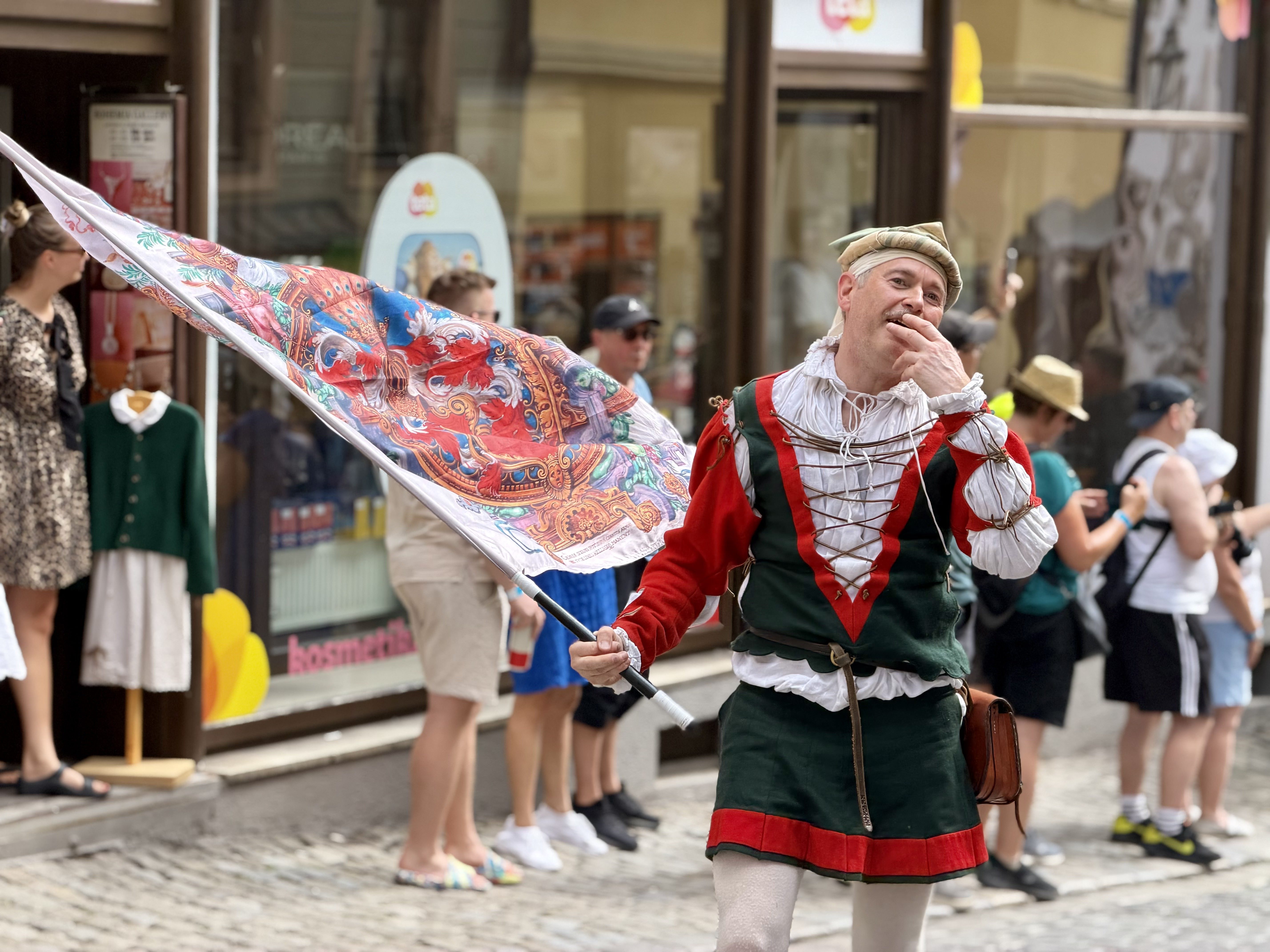 Český Krumlov se vrátil do časů Rožmberků. Podívejte se na Slavnosti pětilisté růže