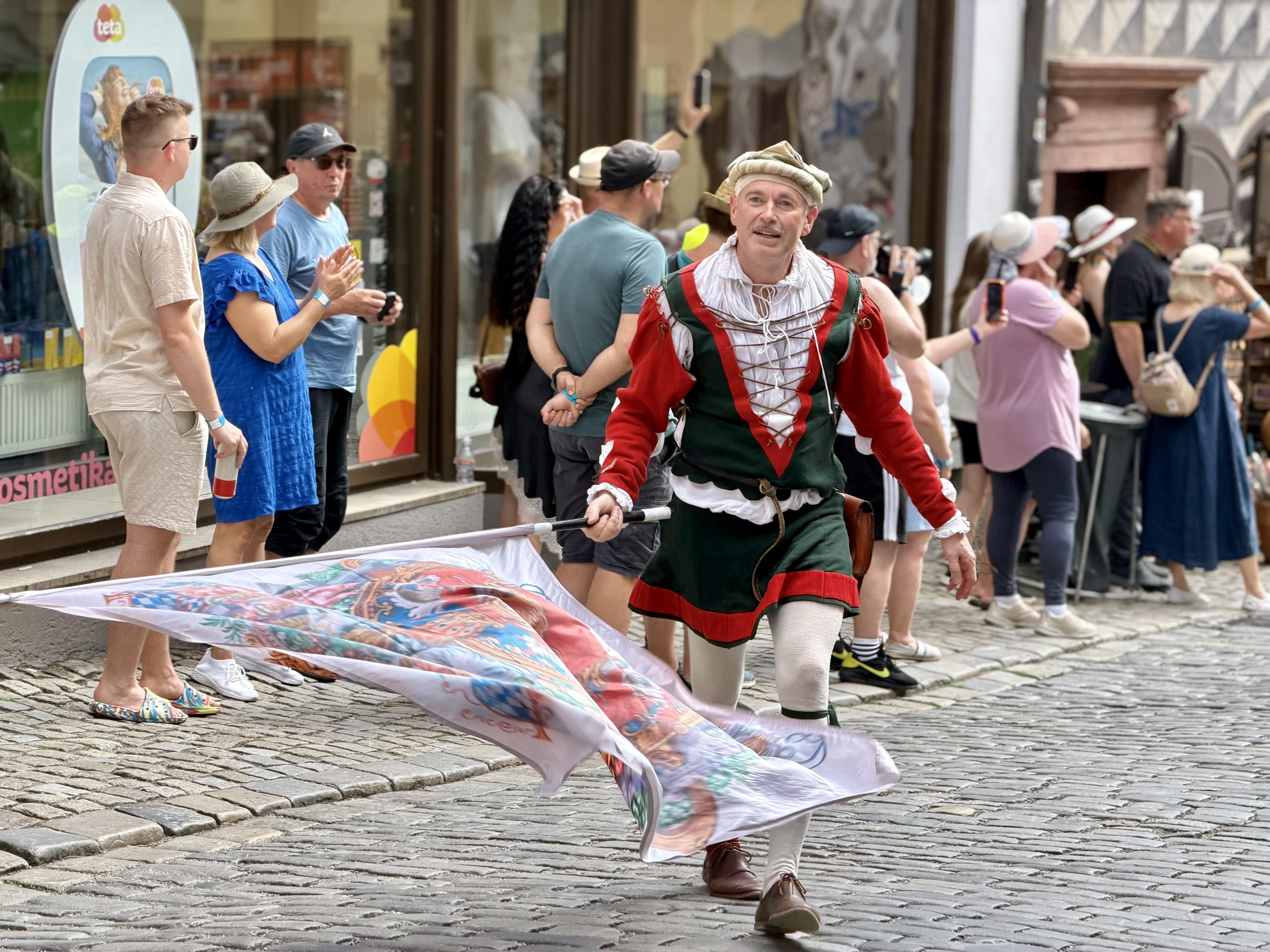 Český Krumlov se vrátil do časů Rožmberků. Podívejte se na Slavnosti pětilisté růže