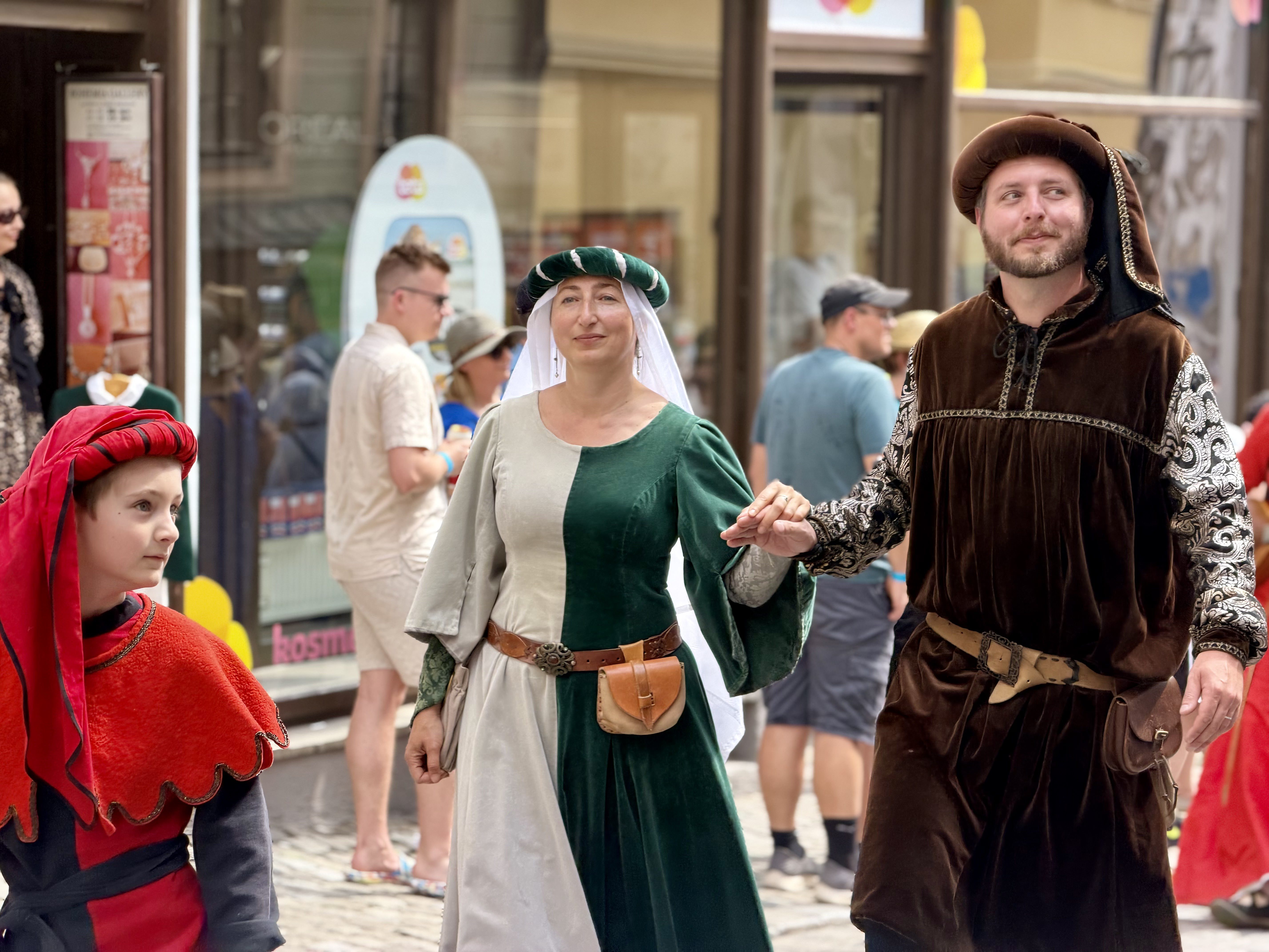 Český Krumlov se vrátil do časů Rožmberků. Podívejte se na Slavnosti pětilisté růže
