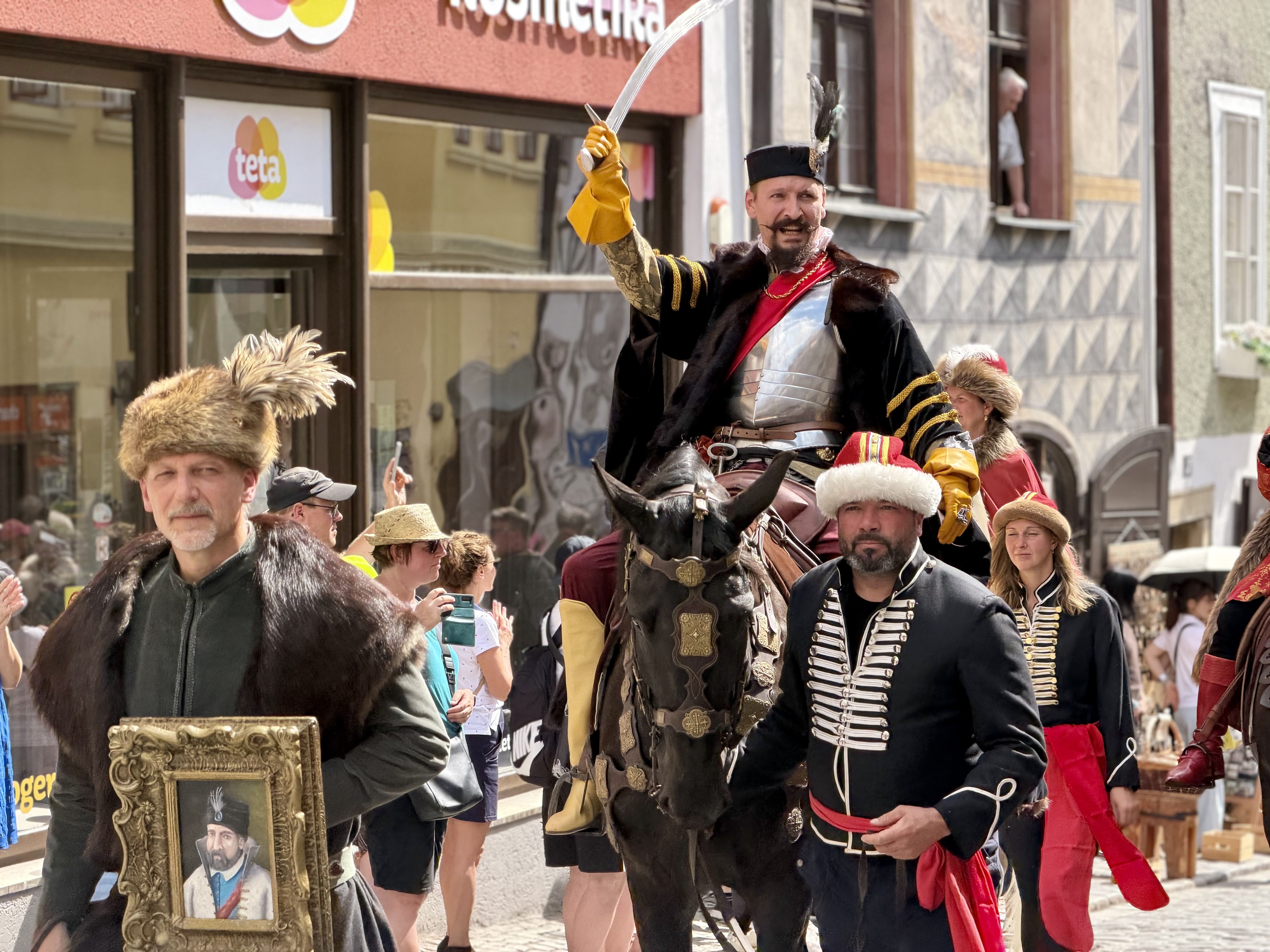 Český Krumlov se vrátil do časů Rožmberků. Podívejte se na Slavnosti pětilisté růže