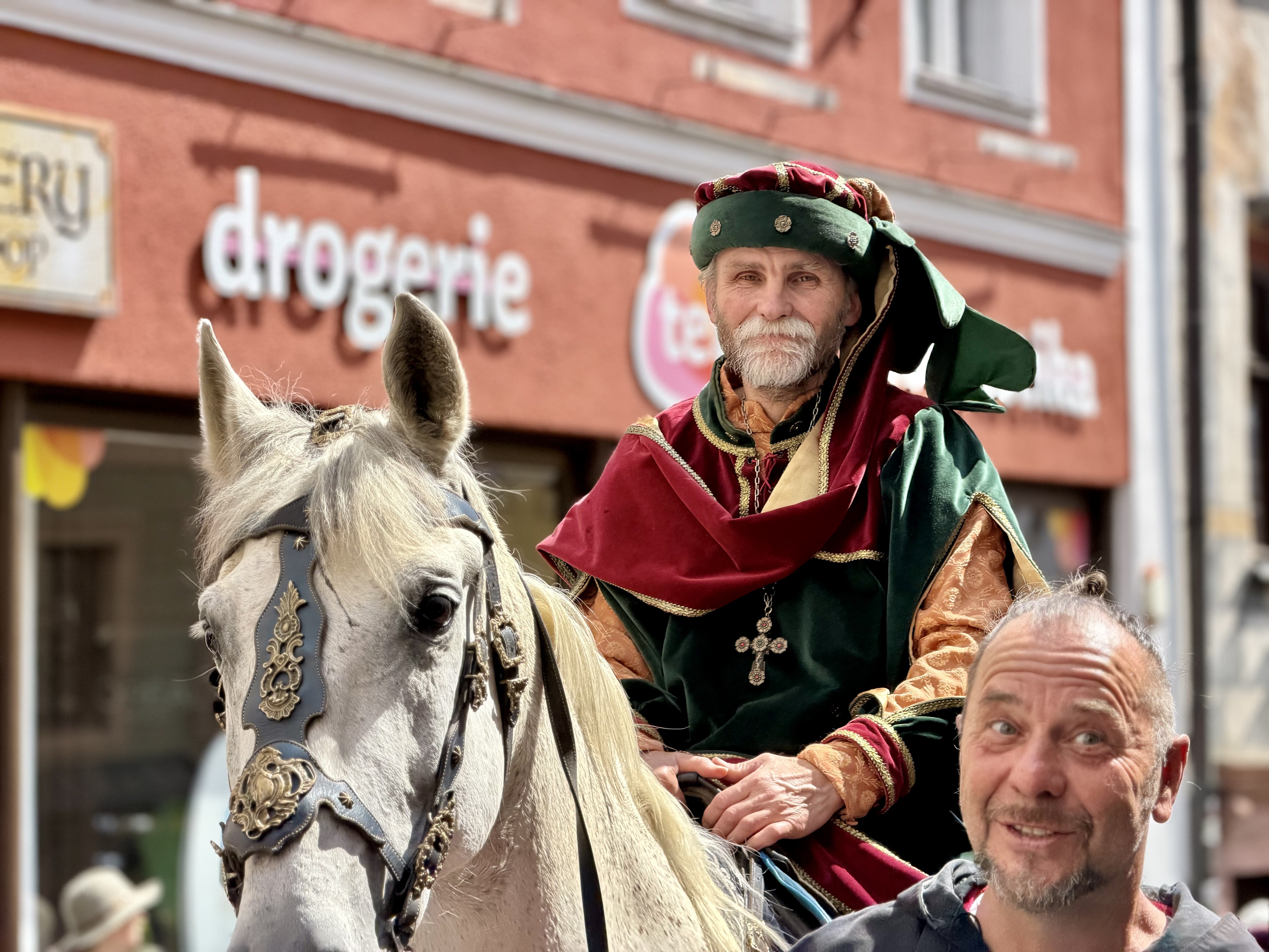 Český Krumlov se vrátil do časů Rožmberků. Podívejte se na Slavnosti pětilisté růže