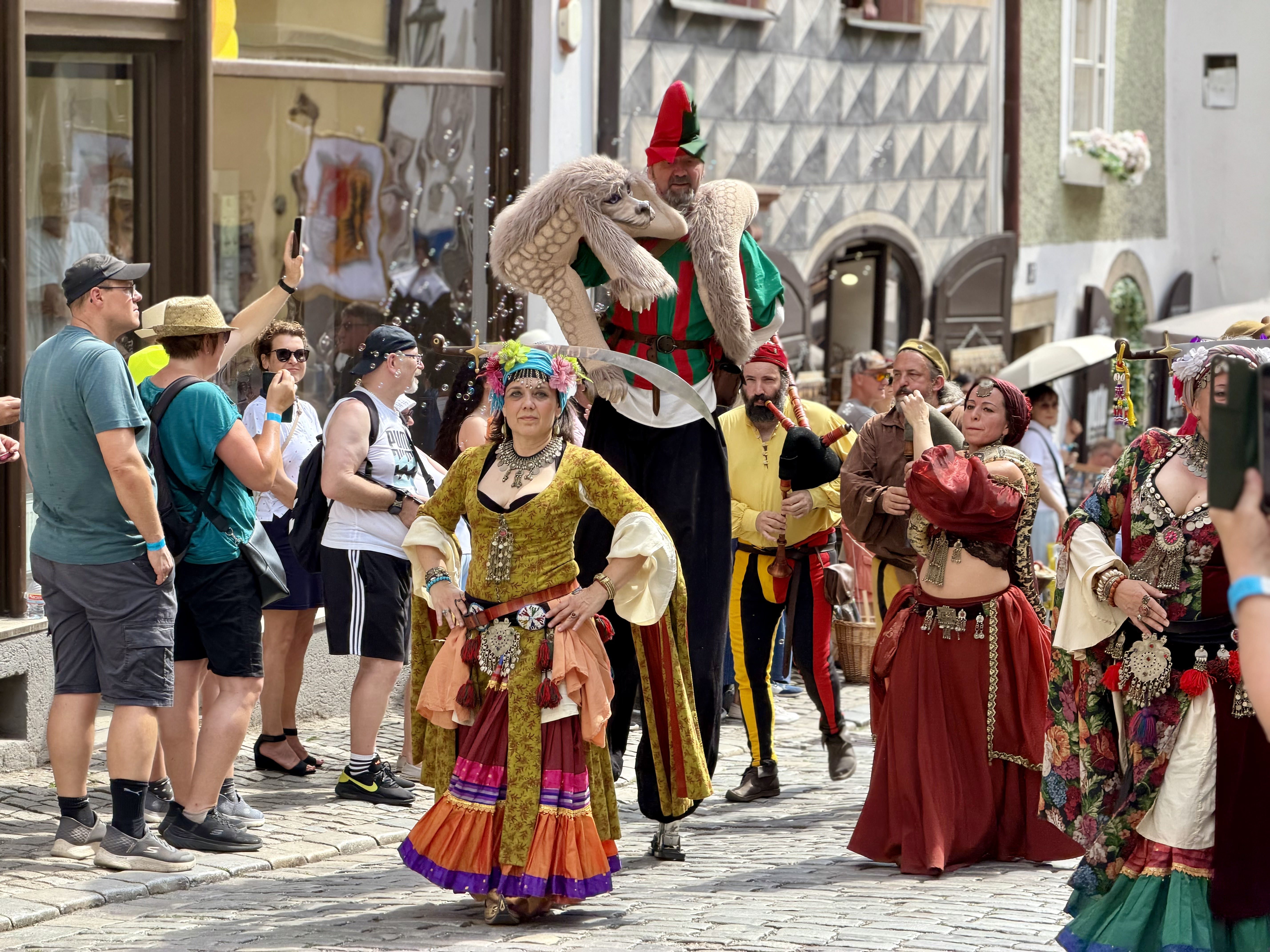 Český Krumlov se vrátil do časů Rožmberků. Podívejte se na Slavnosti pětilisté růže