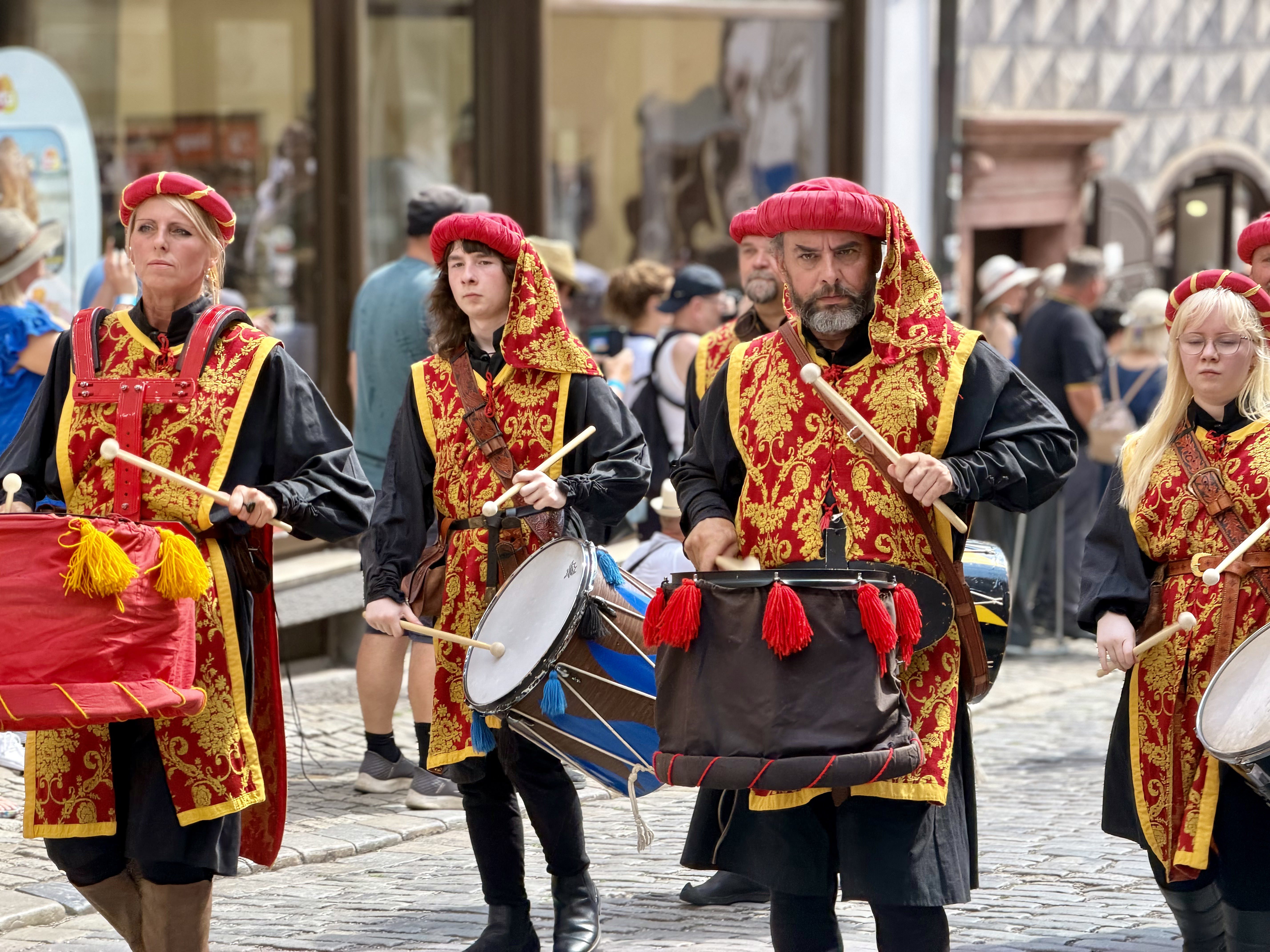 Český Krumlov se vrátil do časů Rožmberků. Podívejte se na Slavnosti pětilisté růže